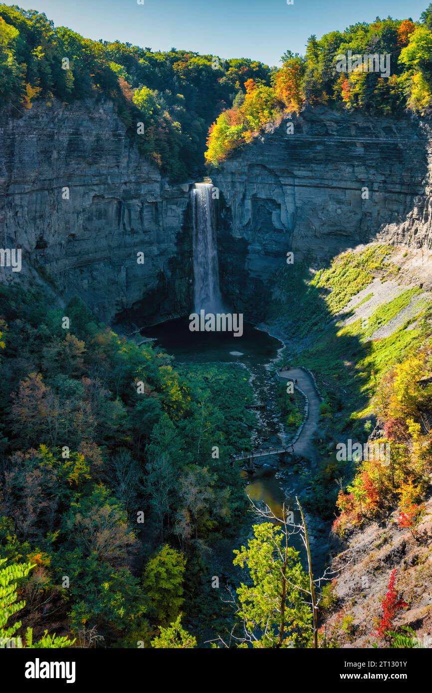 Parc d'État de Taughannock Falls près d'Ithaca, région des Finger Lakes, New York, États-Unis en automne. Banque D'Images