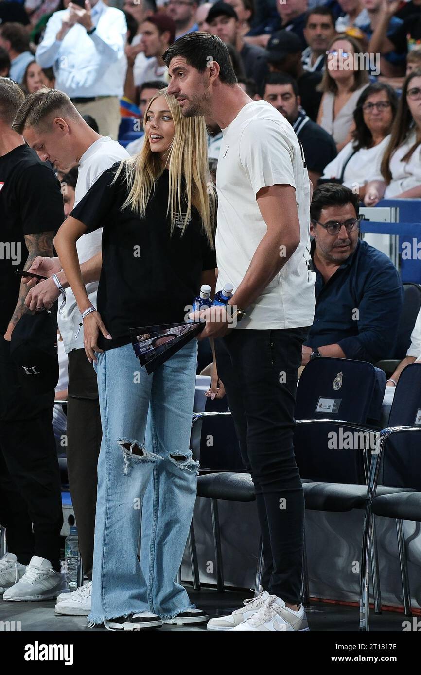 Mishel Gerzig et Thibaut courtois des Dallas Mavericks lors du match d'exposition entre Dallas Mavericks et Real Madrid au WiZink Center en octobre Banque D'Images