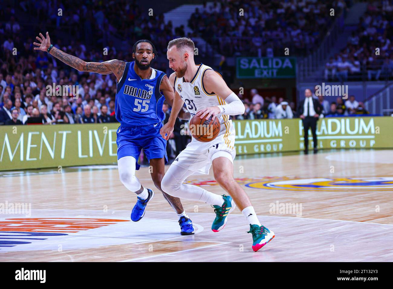 Madrid, Espagne. 10 octobre 2023. 10 octobre 2023 ; Wizink Center ; Madrid ; Espagne ; match amical; NBA ; Dallas Mavericks ; Dzanan Musa (Real Madrid) et Derrick Jones Jr (Dallas Mavericks)Espagne 900/cordon Press crédit : CORDON PRESS/Alamy Live News Banque D'Images