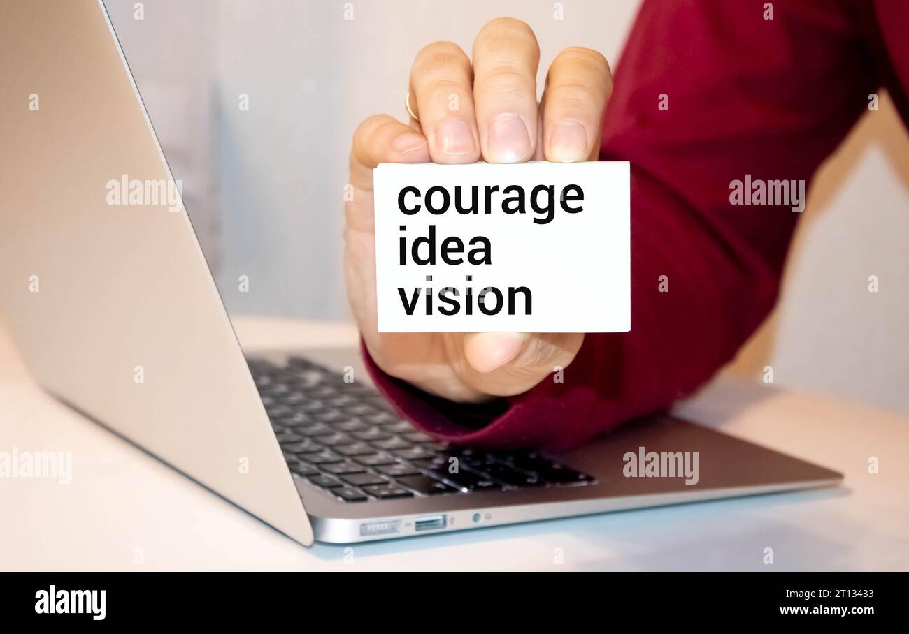 VISION DE L'IDÉE DE COURAGE. Texte sur papier blanc pour bloc-notes sur fond clair Banque D'Images