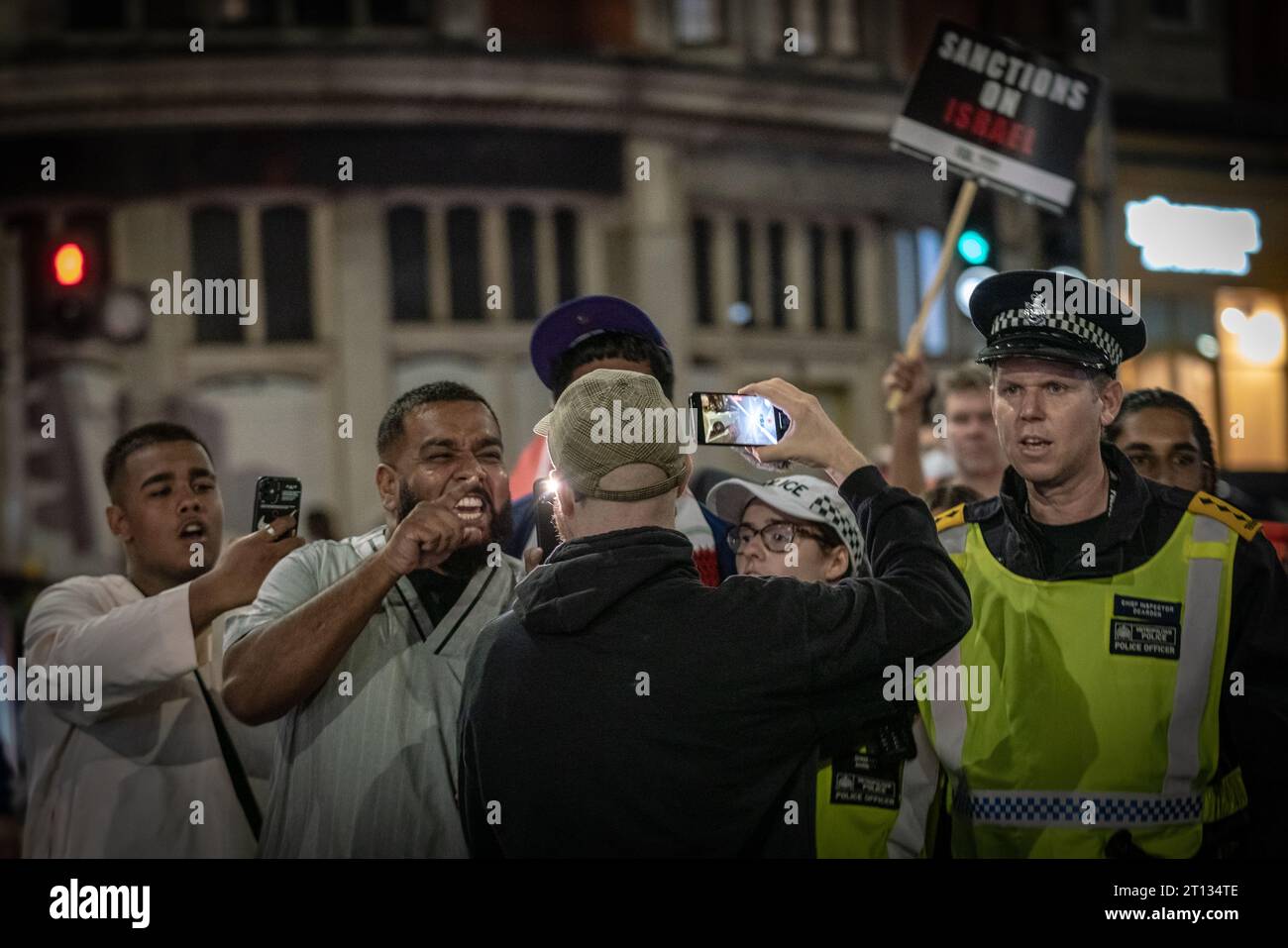 Londres, Royaume-Uni. 9 octobre 2023. Un vlogger juif et partisan d'Israël est confronté et chassé par des manifestants palestiniens. Les partisans de la Palestine se rassemblent pour une manifestation de masse près de l'ambassade d'Israël à High Street Kensington lors d'un événement organisé par la coalition Stop the War. Les manifestants ont scandé « Israël est un État terroriste » et « la Palestine libre » tout en lâchant des fusées éclairantes et des feux d’artifice. Le 7 octobre, le Hamas a organisé une attaque surprise depuis Gaza contre Israël. Le Premier ministre israélien, Benjamin Netanyahu, a déclaré qu’Israël était en guerre. Crédit : Guy Corbishley/Alamy Live News Banque D'Images