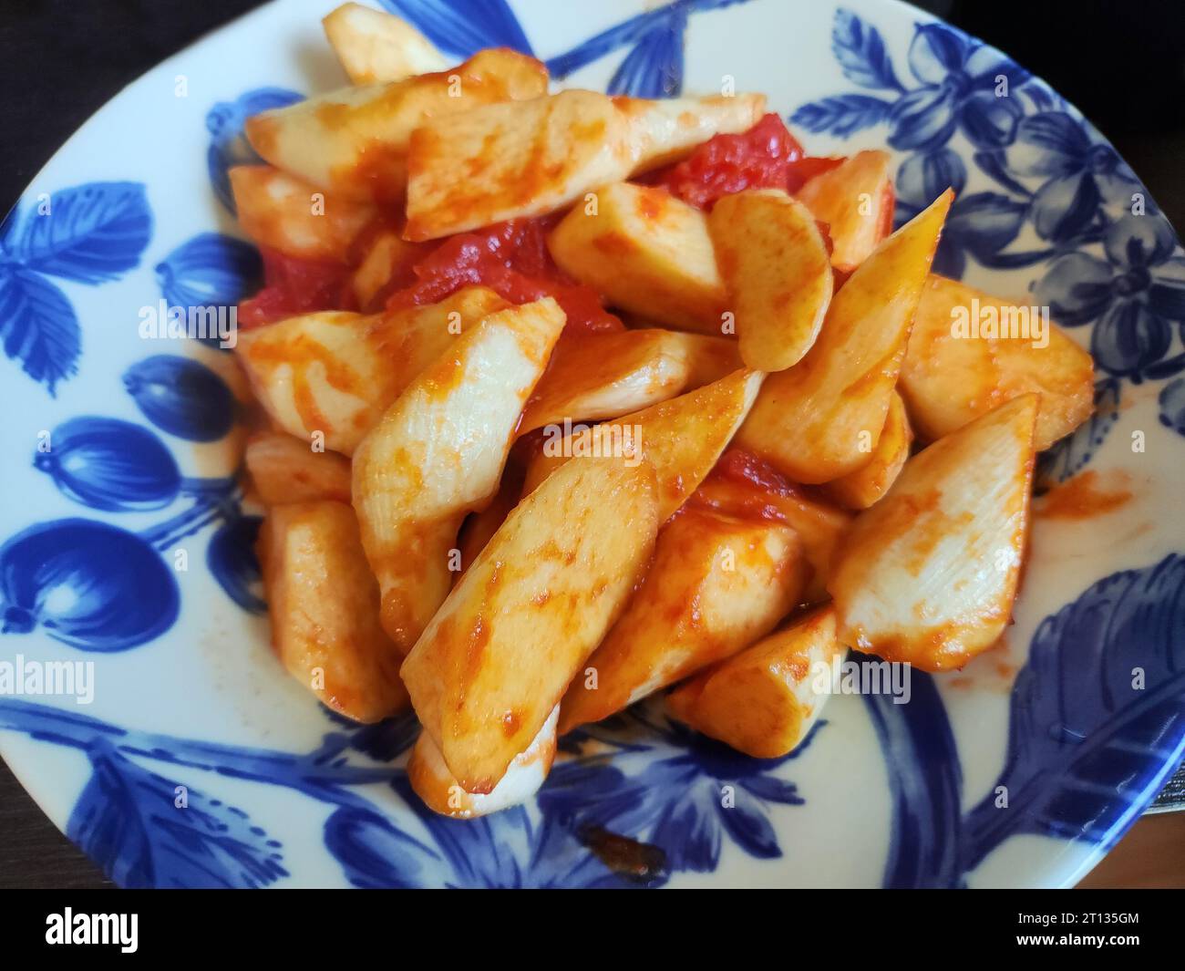 bambou d'eau douce avec des tomates sur l'assiette bleue Banque D'Images