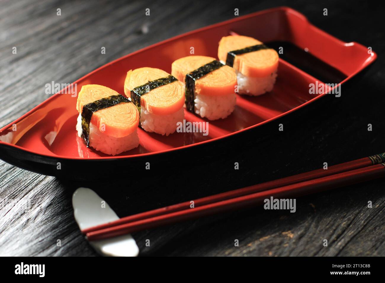Tamako Sushi, Nigiri Egg Sushi. Cuisine japonaise Banque D'Images