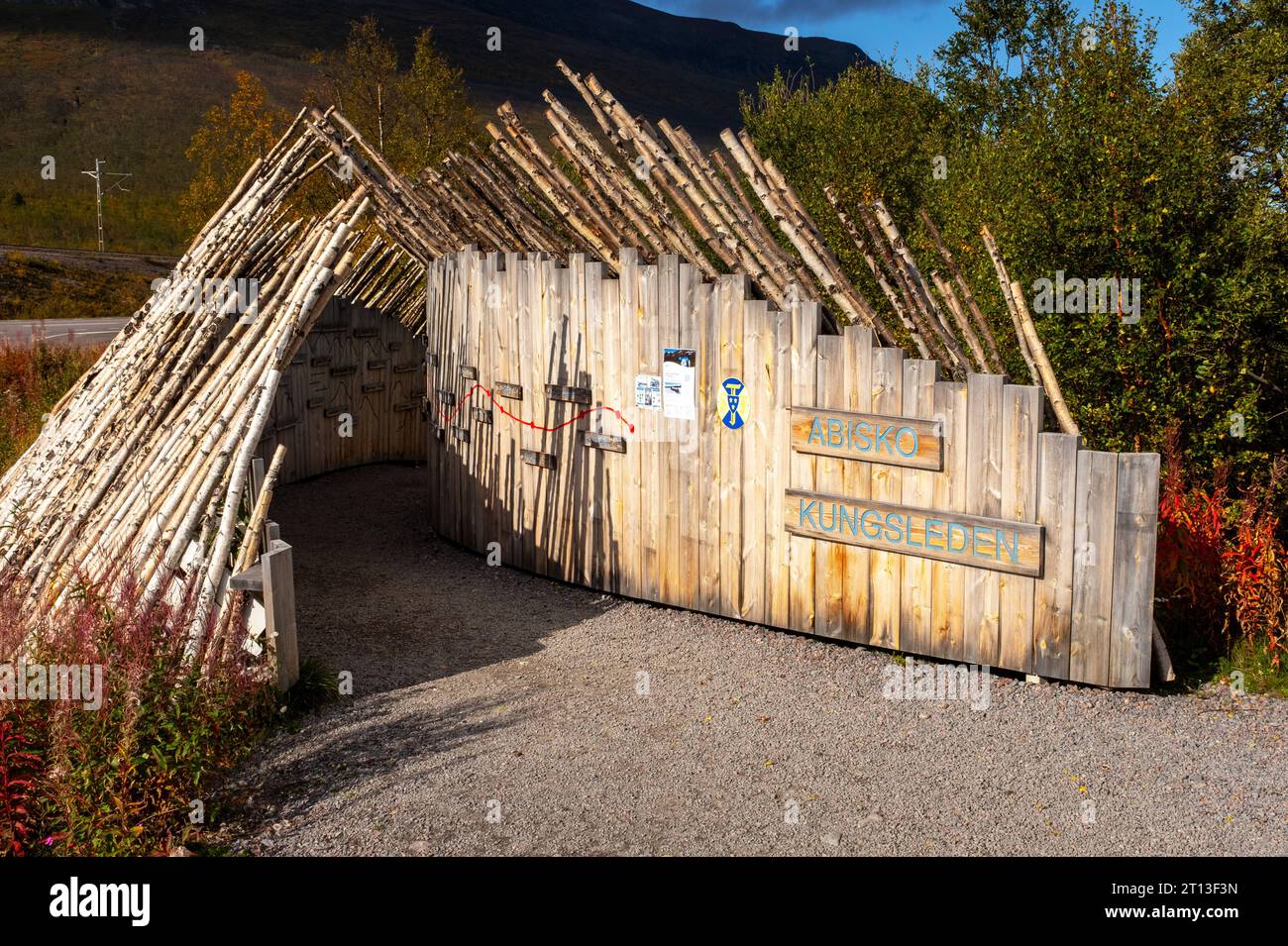 14 septembre 2023 : Abisko est le point de départ nord du sentier Kungsleden, également connu sous le nom de sentier du Roi. Parc national d'Abisko, Abisko, Suède. Le Kungsleden est l'un des plus beaux sentiers de randonnée longue distance du monde. Le sentier fait plus de 430 km de long et va d'Abisko au nord au terminus sud à Hemavan. Soutenu par 16 chalets de montagne, le sentier est populaire pour les randonneurs pendant les mois d'été et pour le ski de randonnée pendant l'hiver. Banque D'Images