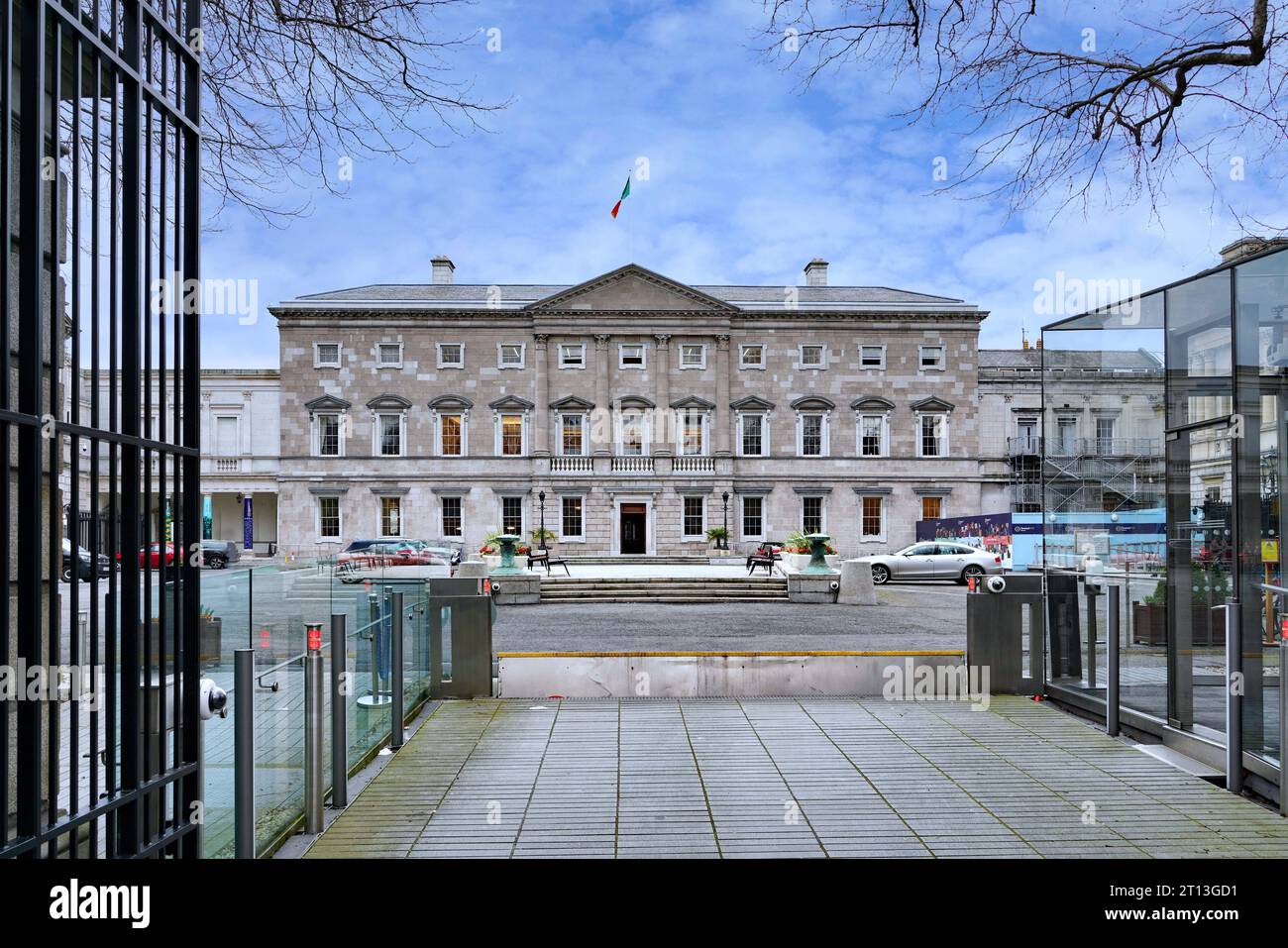 Porte de sécurité menant à Leinster House à Dublin, siège du Parlement irlandais Banque D'Images