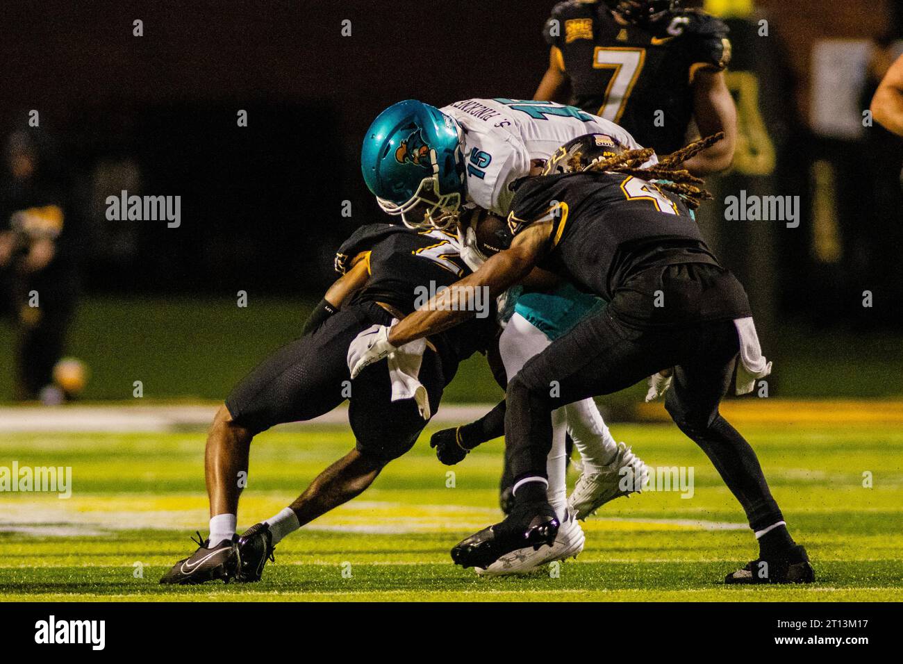 Boone, Caroline du Nord, États-Unis. 10 octobre 2023. Le cornerback Tyrek Funderburk (2 ans) et Nick Ross (4 ans) des Appalachian State Mountaineers affrontent le Wide Receiver Sam Pinckney (15 ans) de Coastal Carolina lors du quatrième quart-temps du match de football Sunbelt au Kidd Brewer Stadium de Boone, Caroline du Nord. (Scott Kinser/CSM). Crédit : csm/Alamy Live News Banque D'Images