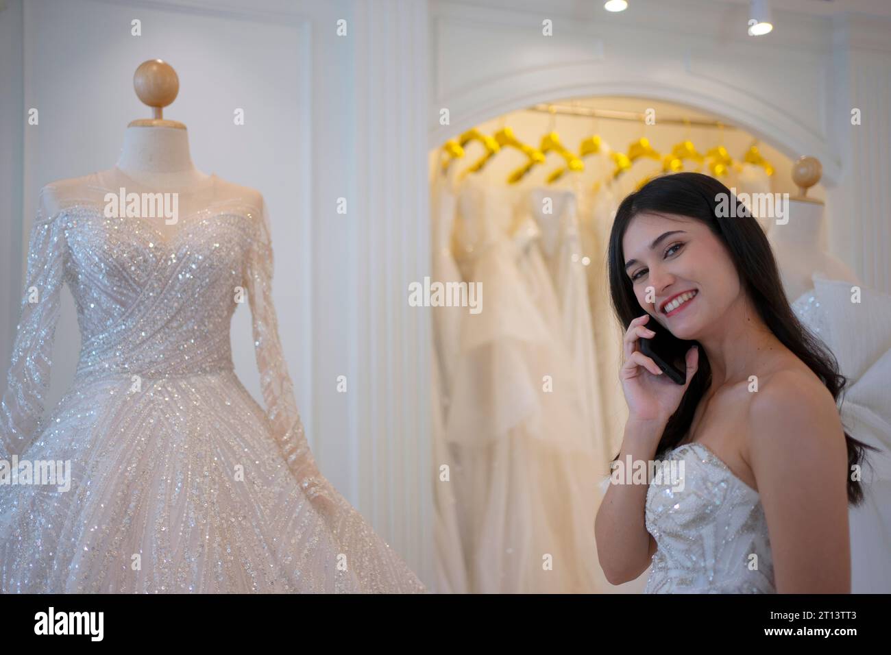 La mariée essaie sa robe au studio. Cérémonie de mariage et concept de style de vie. Banque D'Images