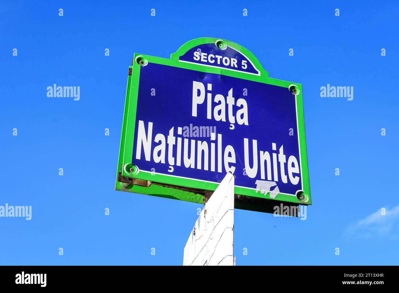 Magnifique panneau de rue vintage montrant Piata Natiunile Unite (place des Nations Unies) affiché dans une rue du centre-ville de Bucarest, Roumanie, i Banque D'Images