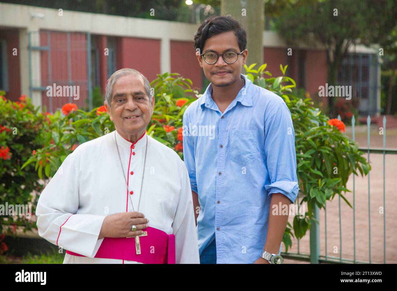 Mgr Theotonius Gomes, né le 9 avril 1939, son installation comme évêque auxiliaire de Dhaka a eu lieu le 28 mai 1996. Il était évêque du diocèse de Dinajpur. Banque D'Images Mgr Theotonius Gomes, né le 9 avril 1939, son installation comme évêque auxiliaire de Dhaka a eu lieu le 28 mai 1996. Il était évêque du diocèse de Dinajpur. Banque D'Images
