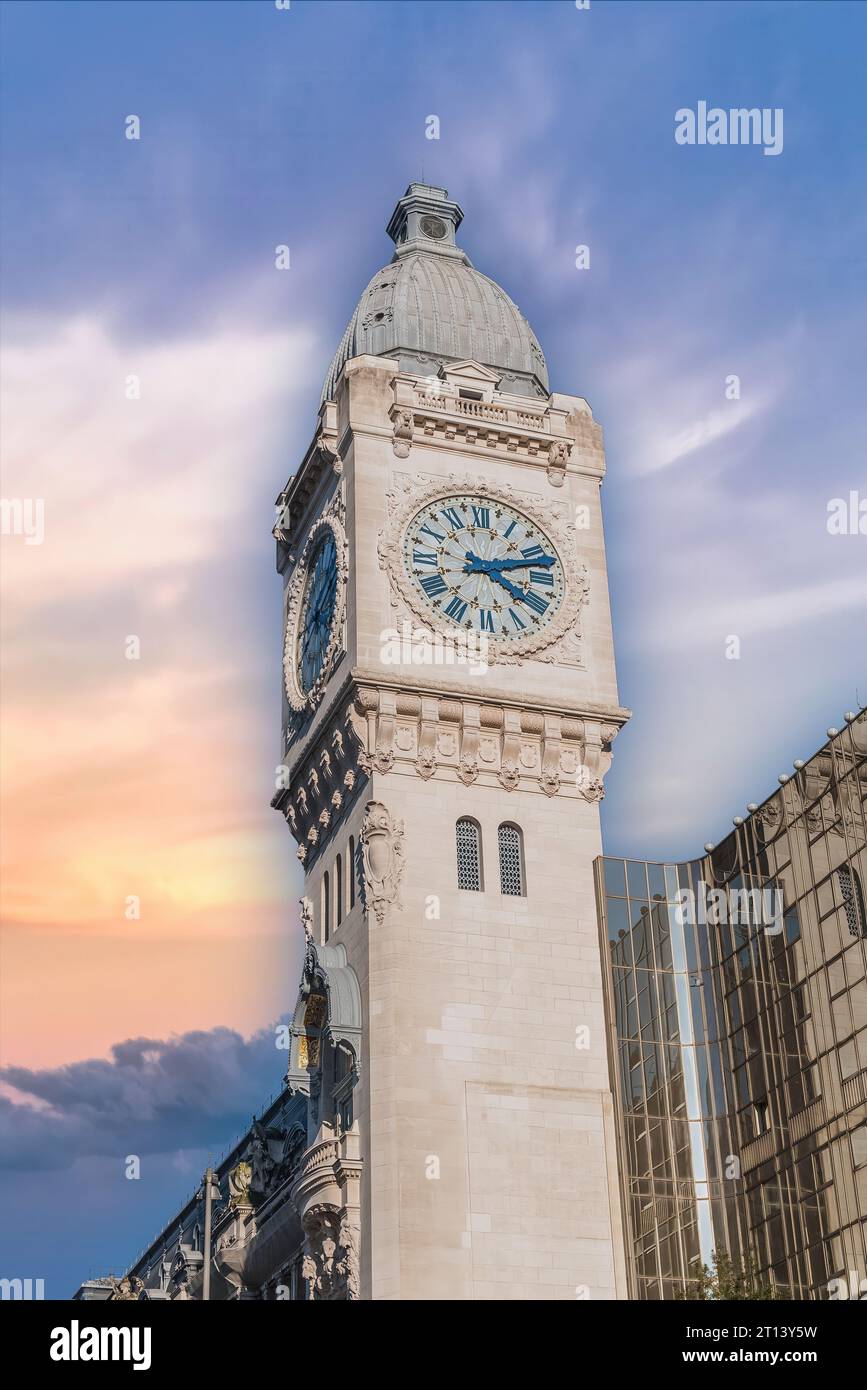 Paris, l'horloge de la gare de Lyon, gare dans le centre Banque D'Images