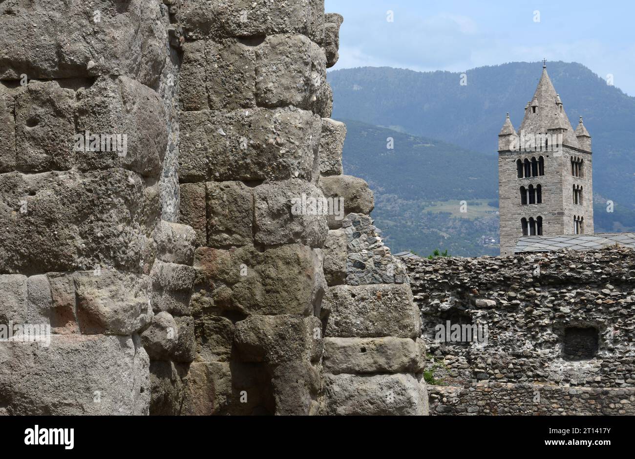 Sur le Decumanus Maximus près de la Porta Praetoria, se dresse le Théâtre romain d'Aoste du 1e siècle AD.IT est un chef-d'œuvre de l'architecture romaine Banque D'Images