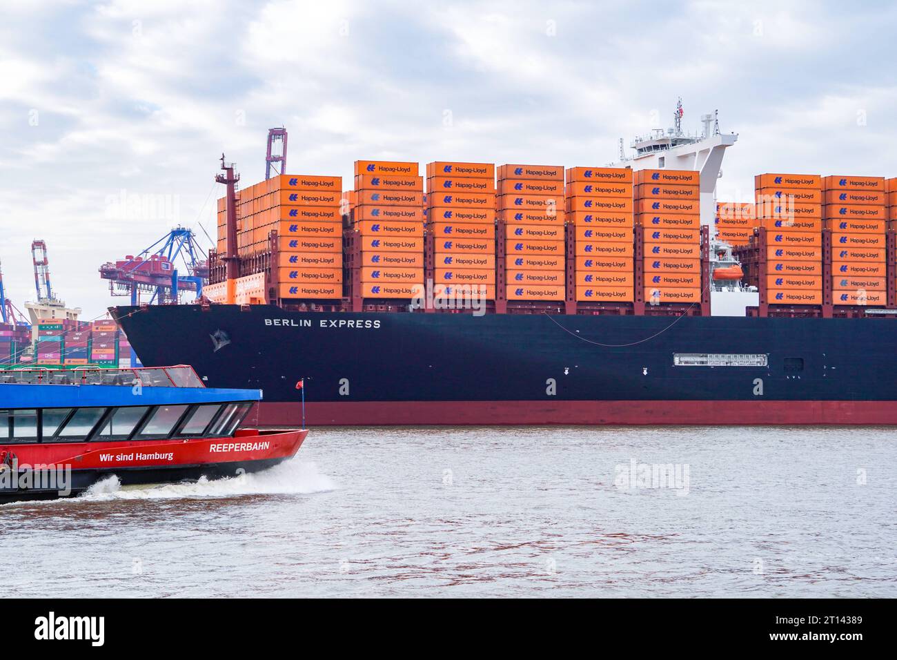 DAS zur Zeit größte unter deutscher Flagge fahrende Schiff Containerschiff Berlin Express der Reederei Hapag-Lloyd liegt auf der Elbe in Hamburg am Hamburger Containerterminal Burchardkai CTB -IMO 9540118, MMSI 211119000Das zur Zeit größte unter deutscher Flagge fahrende Schiff Containerschiff Berlin Express der Reederei Hapag-Lloyd liegt auf der Elbe in Hamburg am Hamburger Containerterminal Burchardkai CTB -IMO 9540118, MMSI 211119000, *** le plus grand porte-conteneurs battant pavillon allemand Berlin Express de la compagnie maritime Hapag Lloyd est amarré sur l'Elbe à Hambourg au Hamb Banque D'Images