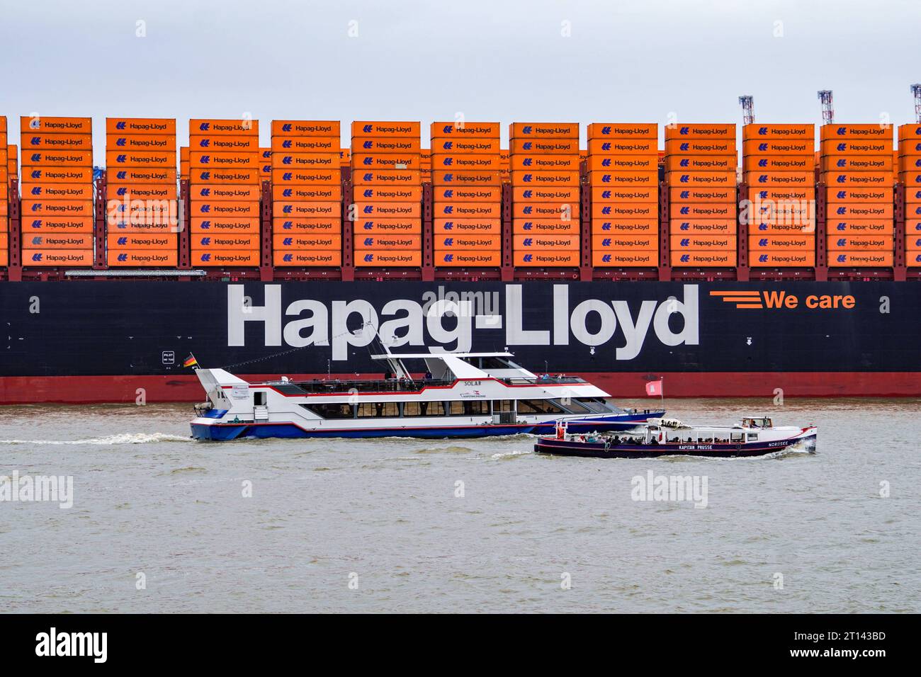 DAS zur Zeit größte unter deutscher Flagge fahrende Schiff Containerschiff Berlin Express der Reederei Hapag-Lloyd liegt auf der Elbe in Hamburg am Hamburger Containerterminal Burchardkai CTB -IMO 9540118, MMSI 211119000Das zur Zeit größte unter deutscher Flagge fahrende Schiff Containerschiff Berlin Express der Reederei Hapag-Lloyd liegt auf der Elbe in Hamburg am Hamburger Containerterminal Burchardkai CTB -IMO 9540118, MMSI 211119000, *** le plus grand porte-conteneurs battant pavillon allemand Berlin Express de la compagnie maritime Hapag Lloyd est amarré sur l'Elbe à Hambourg au Hamb Banque D'Images
