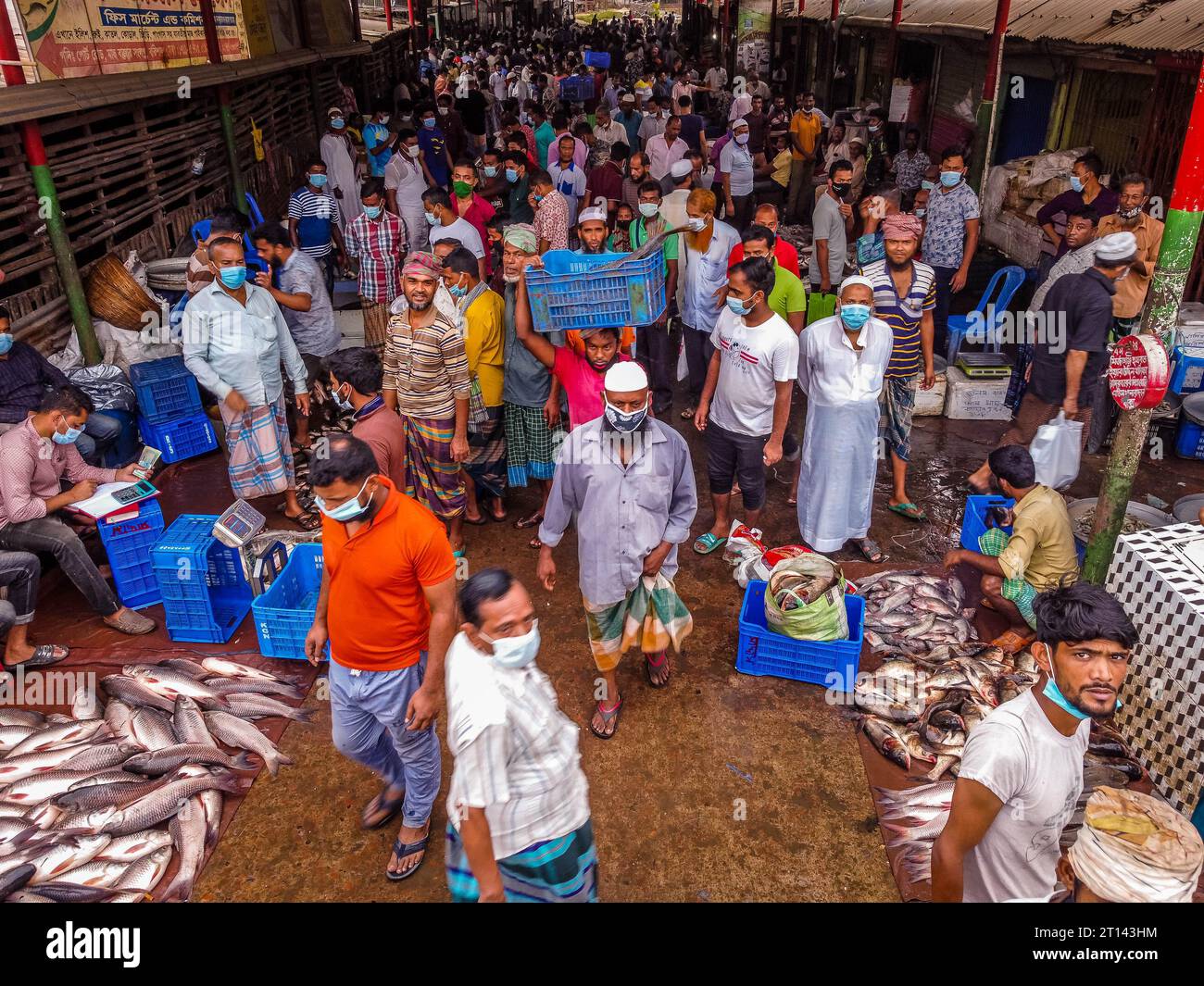 Les gens se sont rassemblés sur un marché aux poissons local pour acheter du poisson dans la ville de Barishal, au Bangladesh Banque D'Images