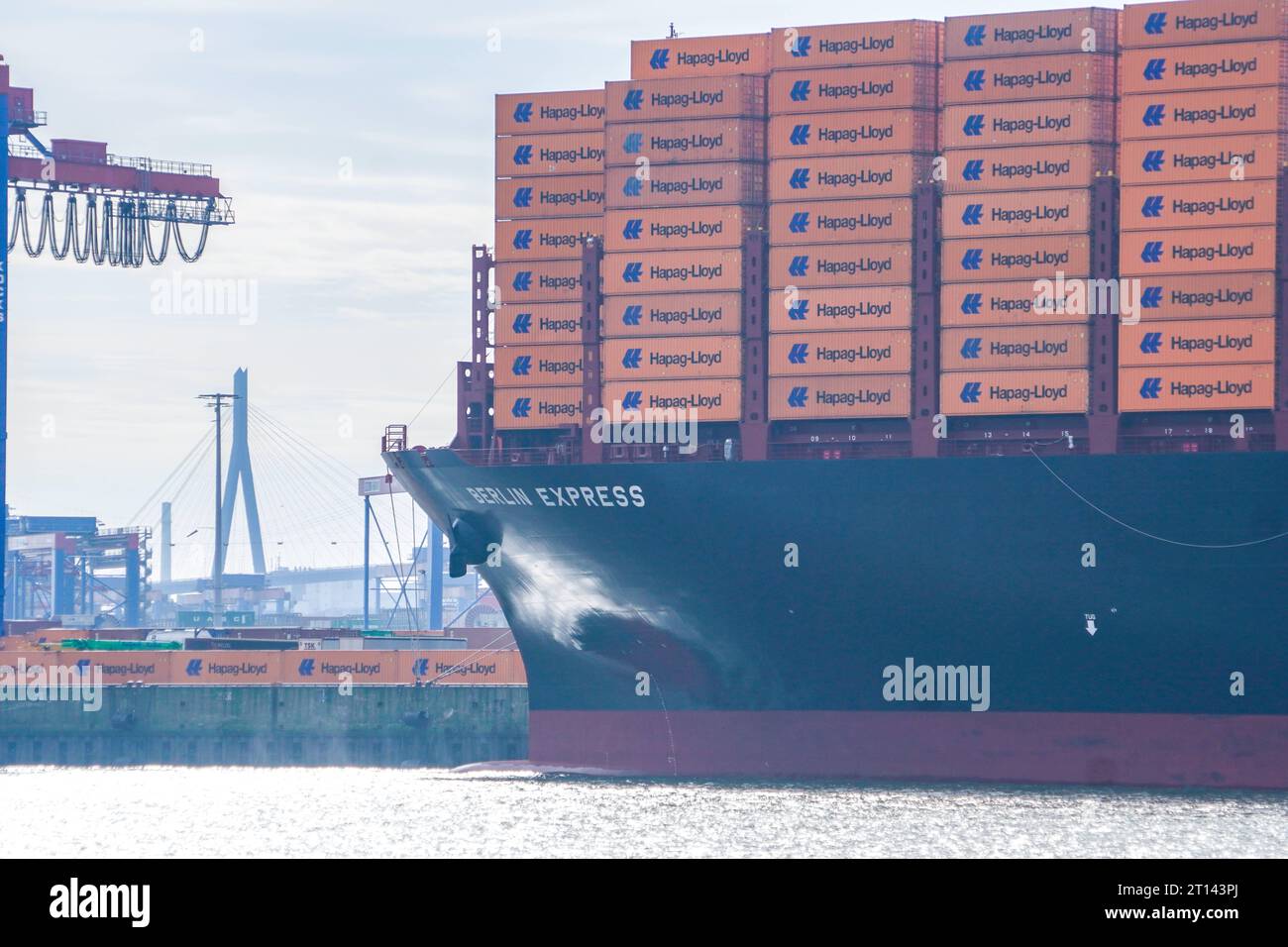 DAS zur Zeit größte unter deutscher Flagge fahrende Schiff Containerschiff Berlin Express der Reederei Hapag-Lloyd liegt auf der Elbe in Hamburg am Hamburger Containerterminal Burchardkai CTB -IMO 9540118, MMSI 211119000Das zur Zeit größte unter deutscher Flagge fahrende Schiff Containerschiff Berlin Express der Reederei Hapag-Lloyd liegt auf der Elbe in Hamburg am Hamburger Containerterminal Burchardkai CTB -IMO 9540118, MMSI 211119000, *** le plus grand porte-conteneurs battant pavillon allemand Berlin Express de la compagnie maritime Hapag Lloyd est amarré sur l'Elbe à Hambourg au Hamb Banque D'Images
