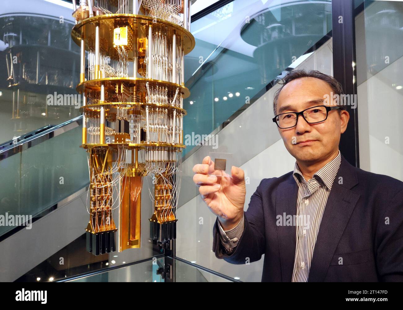 Kawasaki, Japon. 11 octobre 2023. Le géant informatique japonais Fujitsu, chef de laboratoire quantique felllow, Shintaro Sato, présente le modèle réduit du nouvel ordinateur quantique supraconducteur et sa puce de 64 qubits au laboratoire Fujitsu de Kawasaki, dans la banlieue de Tokyo, le mercredi 11 octobre 2023. Fujitsu a annoncé sa stratégie de recherche et développement au laboratoire. (Photo de Yoshio Tsunoda/AFLO) Banque D'Images