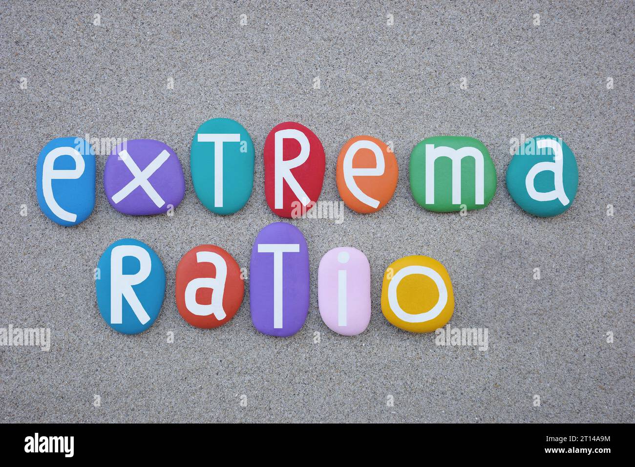 Extrema ratio est une expression latine dont le sens littéral est, plan extrême, ultime, composé de lettres de pierre multicolores sur sable de plage Banque D'Images