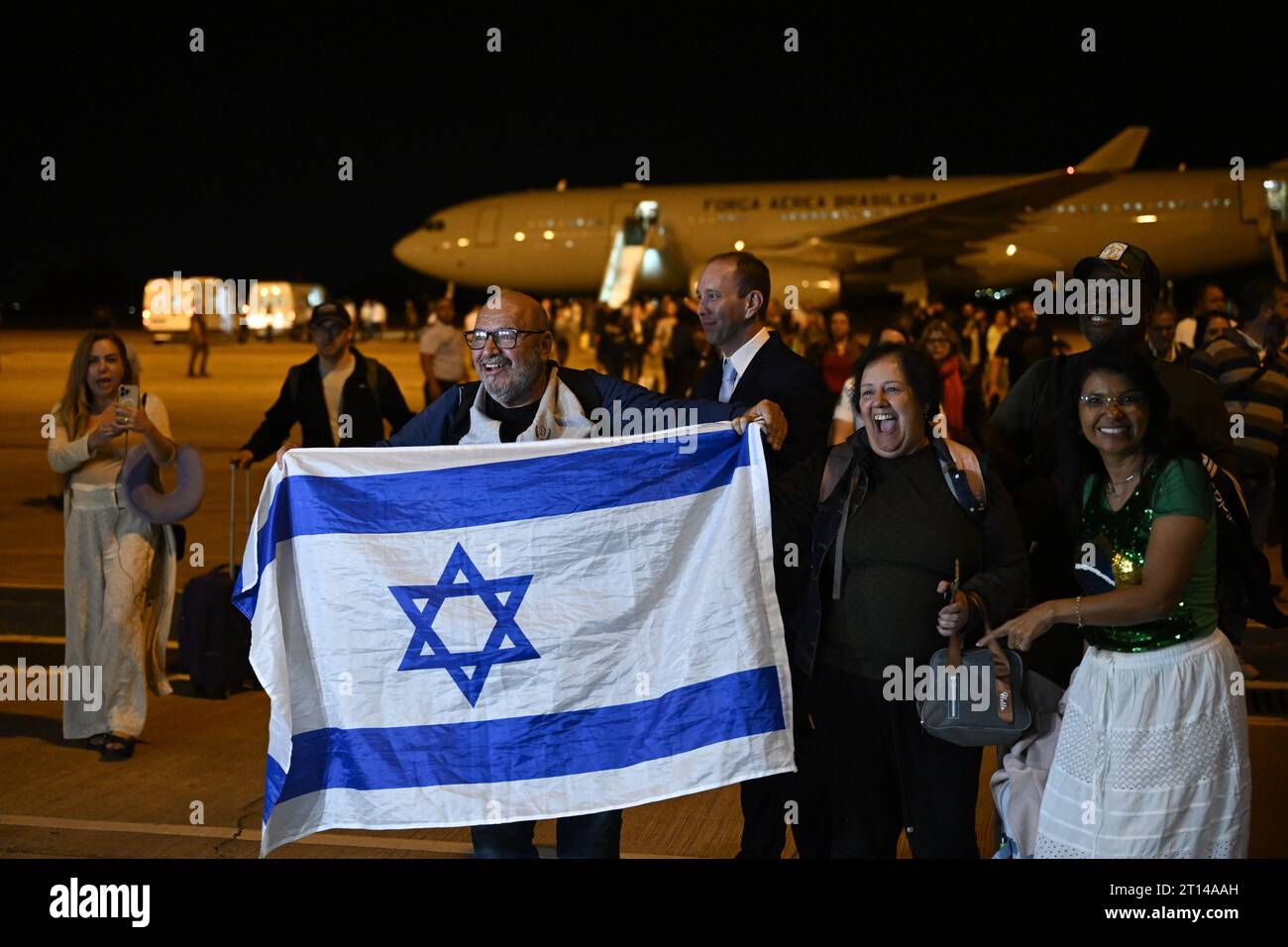 DF - BRASILIA - 10/10/2023 - ISRAËL, RAPATRIEMENT DES BRÉSILIENS - DF - BRASILIA - 10/10/2023 - ISRAËL, RAPATRIEMENT DES BRÉSILIENS - les membres de la famille et les passagers sont vus, lors du débarquement à l'aéroport international Presidente Juscelino Kubitschek, à l'arrivée du vol en provenance d'Israël dans les premières heures de ce mercredi (11). Le vol fait partie de l'opération &#x201c;Retour en paix&#x201d ; de rapatriement des citoyens brésiliens après les attaques du groupe Hamas contre Israël et les conflits dans la bande de Gaza. Photo : Mateus Bonomi/AGIF Banque D'Images