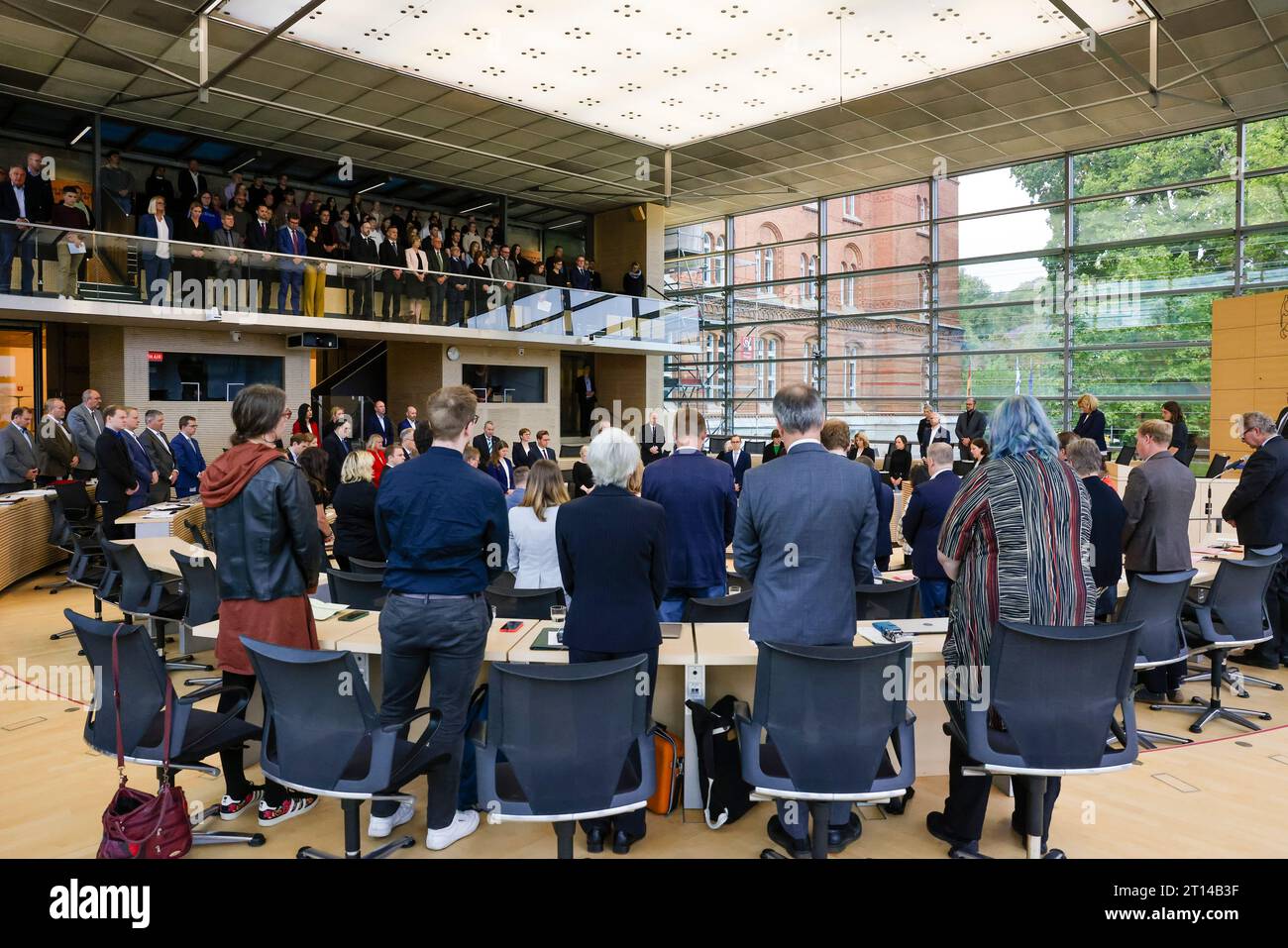 Kiel, Allemagne. 11 octobre 2023. Les membres du Parlement du Schleswig-Holstein se lèvent pendant une minute de silence dans la salle plénière. L'occasion était une heure d'actualité intitulée "solidarité avec Israël. Crédit : Frank Molter/dpa/Alamy Live News Banque D'Images