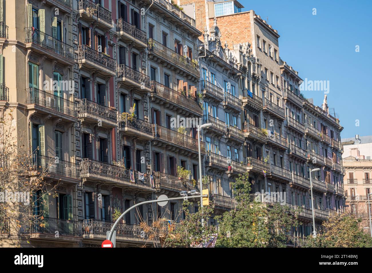 Vieux immeubles typiques d'appartements vus à Barcelone, Espagne Banque D'Images