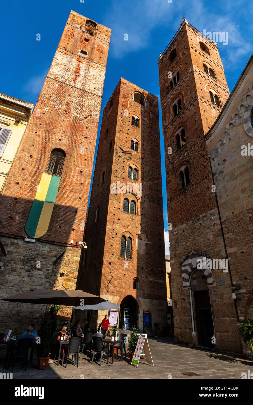 Cathédrale de l'Archange Saint-Michel entourée de tours dans le centre historique médiéval d'Albenga, Italie. Banque D'Images