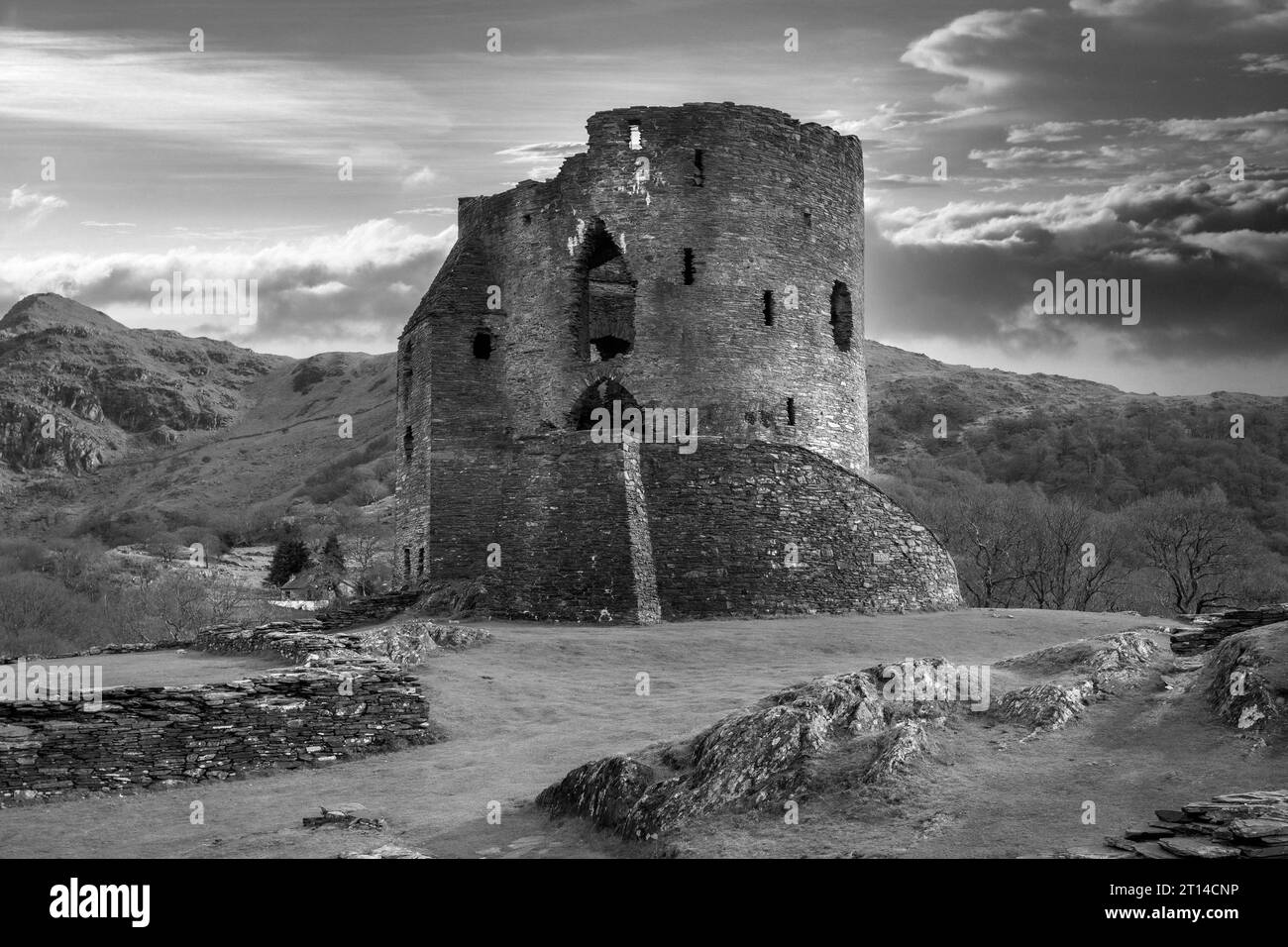 Le majestueux château de Dolbadam au pays de Galles sur fond de ciel nuageux Banque D'Images