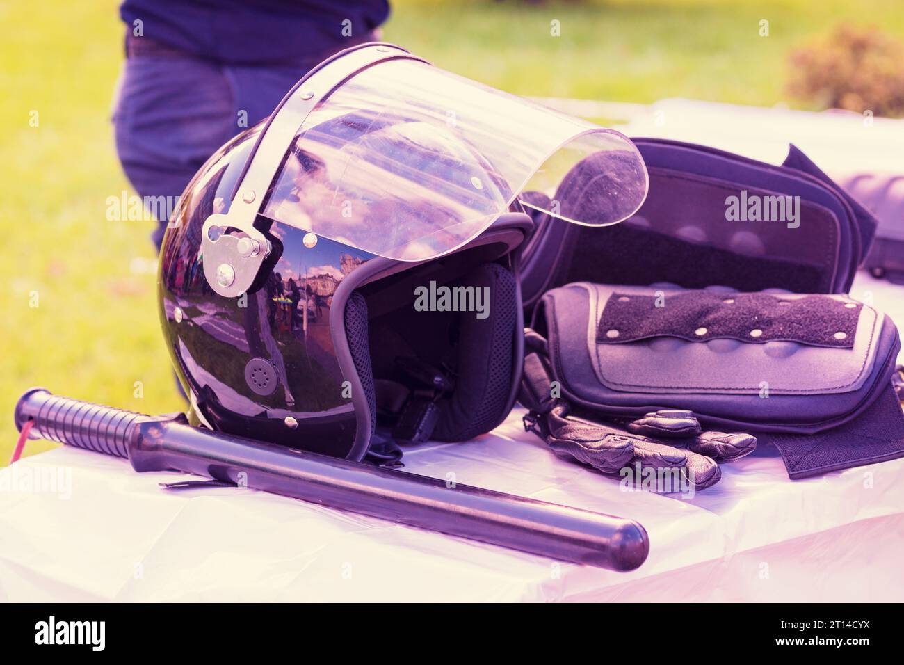 Vêtements de protection policier. Police Un casque, armure - un gilet pare-balles. Pièce de tête en acier pour police. costume avec plaques en céramique et kevlar. Casques bleus. Banque D'Images