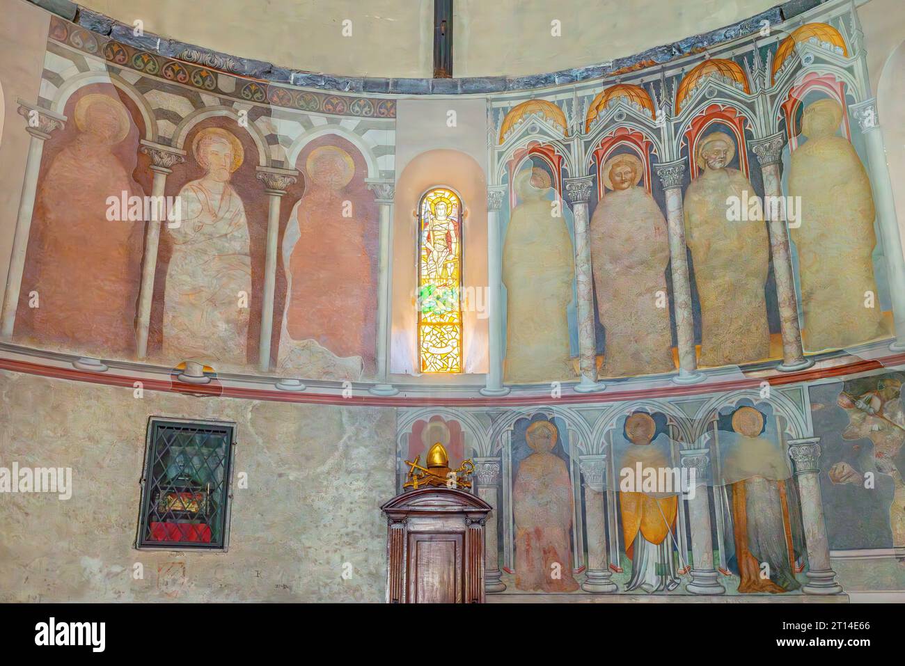 Les fresques de la haute abside médiévale sont en partie visibles. Cathédrale d'Albenga. Cathédrale de St Michel Archange dans le centre historique médiéval d'Albenga. Banque D'Images