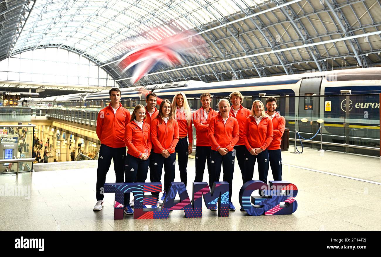 Londres. Royaume-Uni. 11 octobre 2023. Annonce des athlètes TeamGB, voile. Gare de St Pancras. Londres. Une photo à vitesse d'obturation lente de (de gauche à droite) Michael Beckett - Dinghy masculin (ILCA 7), Freya Black - Skiff féminin (49erFX), John Gimson - Multicoque mixte (Nacra 17), Anna Burnet - Multicoque mixte (Nacra 17), Saskia Tidey (brandissant le drapeau de l'Union) - Skiff féminin (49erFX), Fynn Sterritorit - Homme Skiff (49er), Emma Wilson - Femme Windsurfing (iQFoiL), Sam Sills - Homme Windsurfing (iQFoiL), Ellie Aldridge - Femme Kite (Formula Kite) et James Peters - Homme Skiff (49er) lors de l'annonce o Banque D'Images