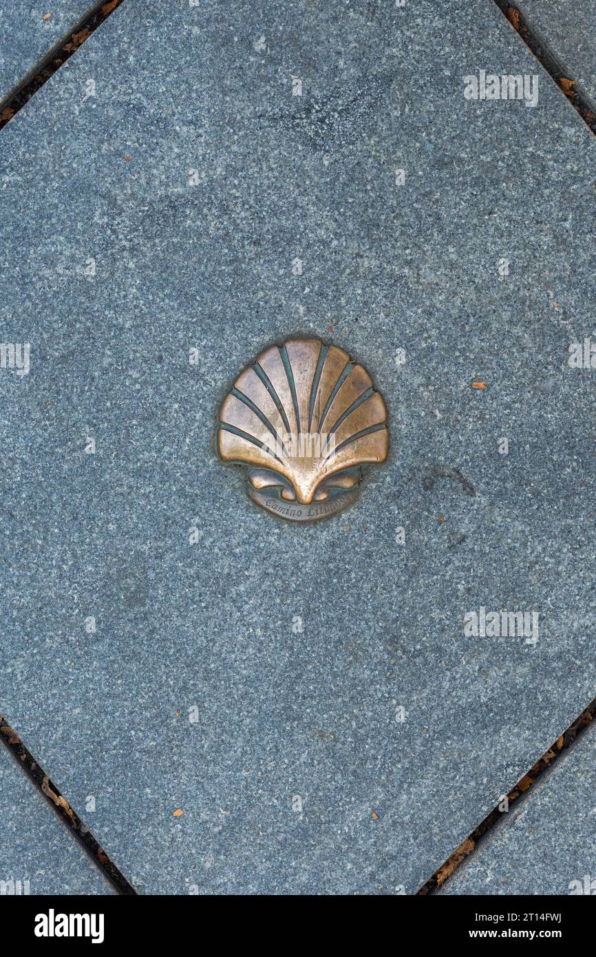 Kaunas, Lituanie 16 AOÛT 2023. Compostela Scallop Shell sur le trottoir Banque D'Images