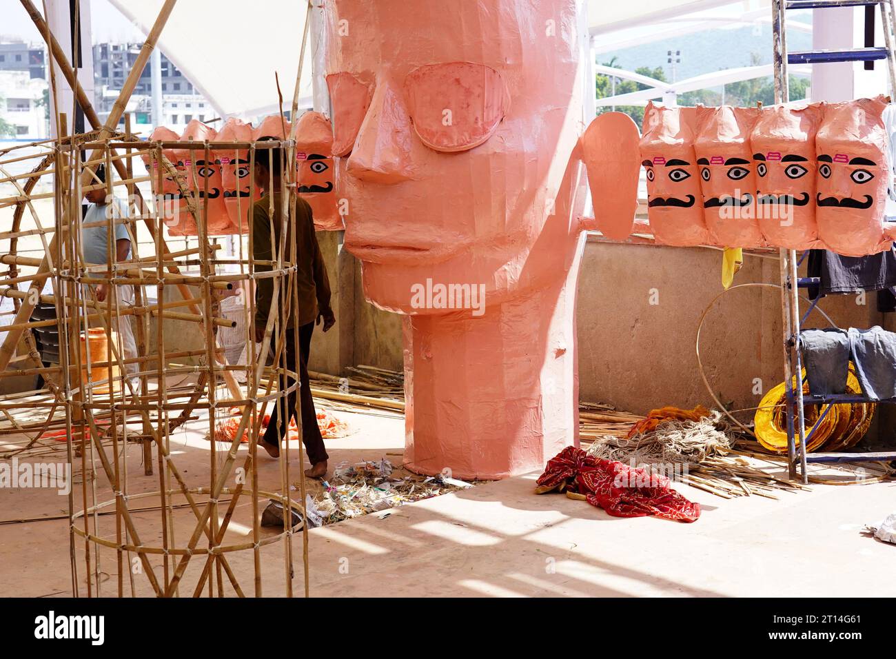 Ajmer, Inde. 10 octobre 2023. Indian Craftsmen fait une effigie du roi démon Ravan avant le festival Dusshera, à Ajmer, Rajasthan, Inde le 10 octobre 2023. Photo de ABACAPRESS.COM crédit : Abaca Press/Alamy Live News Banque D'Images