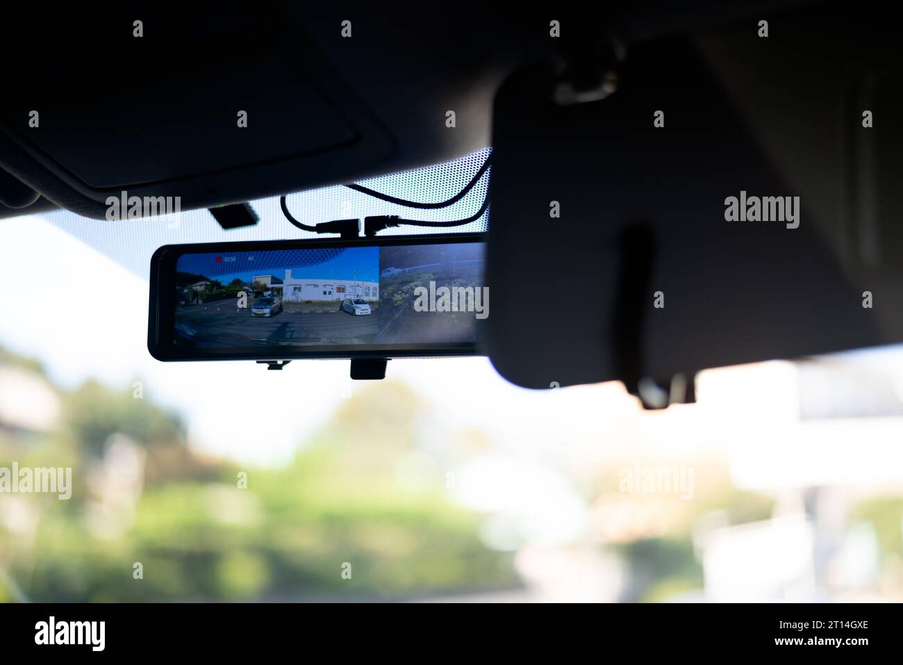 Un rétroviseur numérique 4k avec caméra avant et arrière fixée au rétroviseur. Banque D'Images