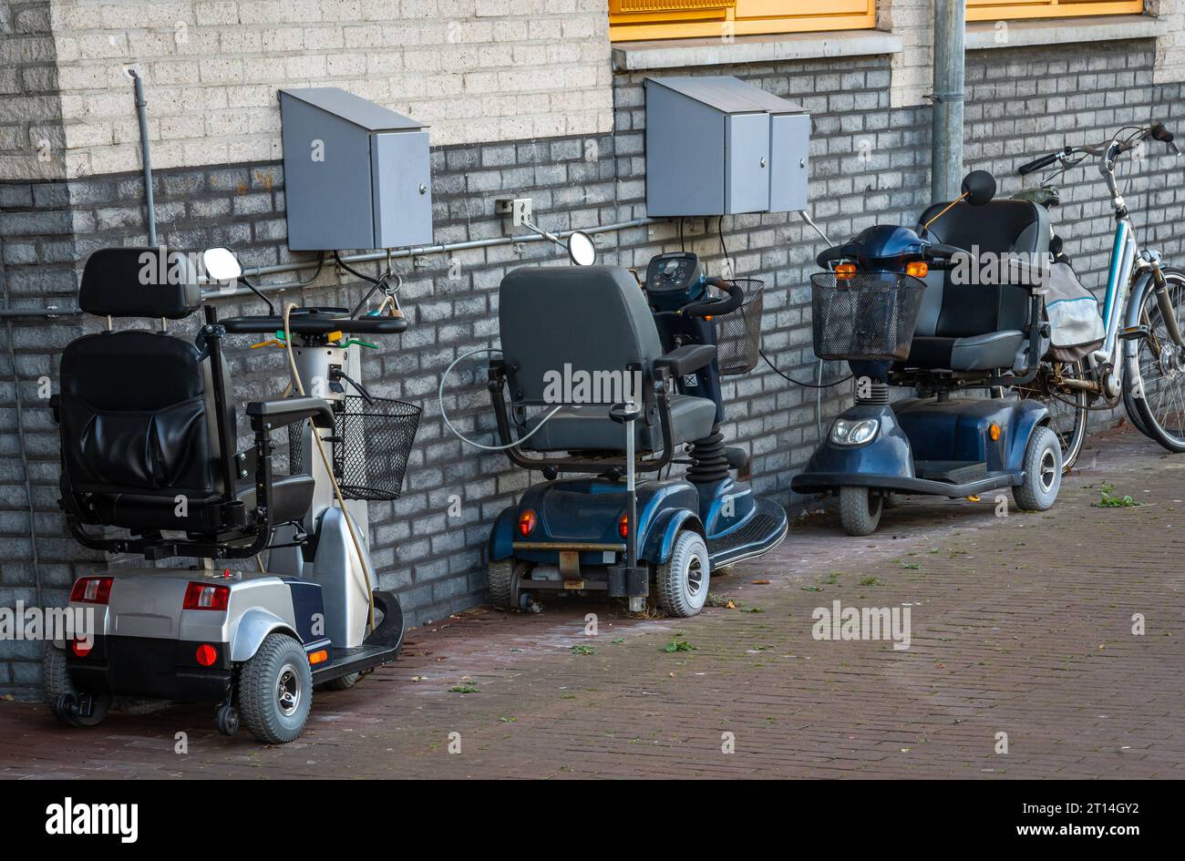 Scooters de mobilité garés dans la rue, véhicules d'aide à la mobilité isolés Banque D'Images