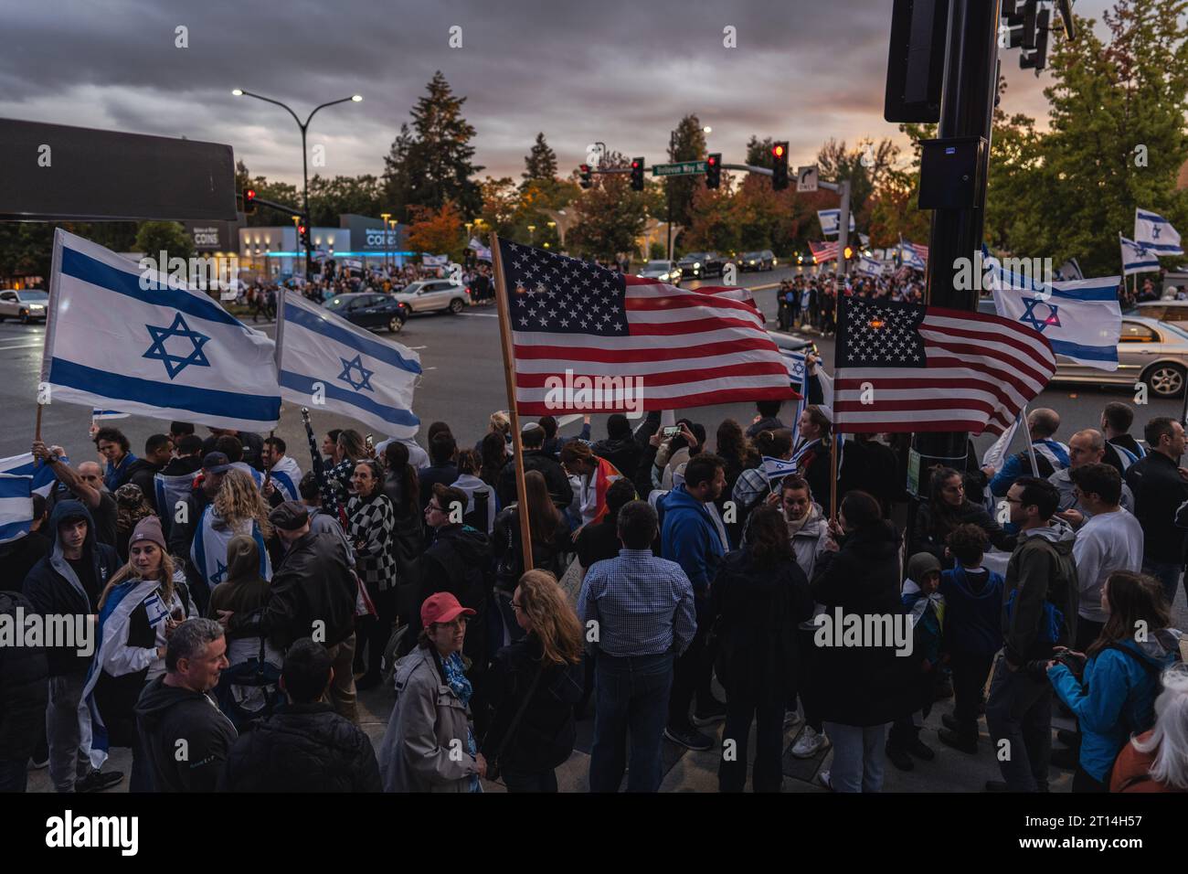 Bellevue, États-Unis. 09 octobre 2023. Point de vue général de personnes d'origines diverses se réunissent à Bellevue pour montrer leur solidarité en réponse aux récentes attaques du Hamas et aux tensions actuelles au Moyen-Orient. Des centaines de partisans israéliens se sont rassemblés à Bellevue, tenant des drapeaux et des pancartes israéliens. Ils se sont réunis pour exprimer leur solidarité au milieu d’une crise qui s’aggrave. (Photo de Chin Hei Leung/SOPA Images/Sipa USA) crédit : SIPA USA/Alamy Live News Banque D'Images