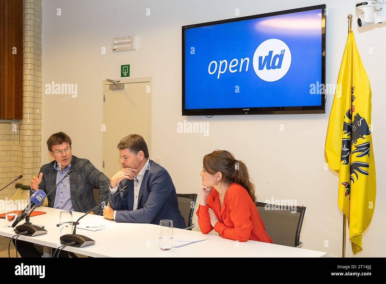 Bruxelles, Belgique. 11 octobre 2023. Le ministre de la région bruxelloise, Sven Gatz, le président de l'Open vld Tom Ongena et Chloë Van Hoegaerden de l'OpenVLD photographiés lors d'une conférence de presse du parti libéral flamand Open VLD, mercredi 11 octobre 2023 à Bruxelles, pour présenter la liste des élections régionales de 2024. BELGA PHOTO JAMES ARTHUR GEKIERE crédit : Belga News Agency/Alamy Live News Banque D'Images