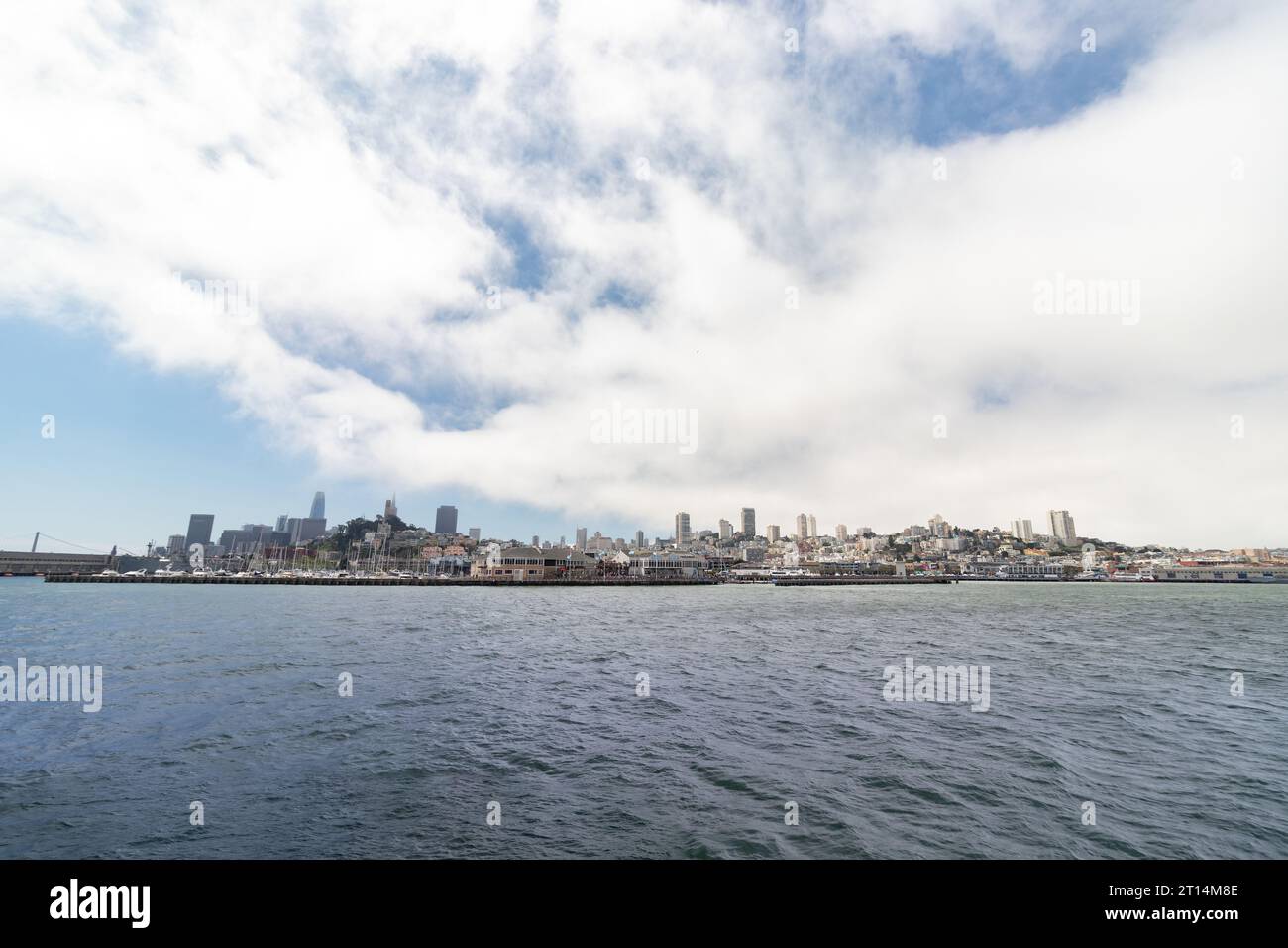 Une vue aérienne de la ville de San Francisco avec le plan d'eau au premier plan Banque D'Images