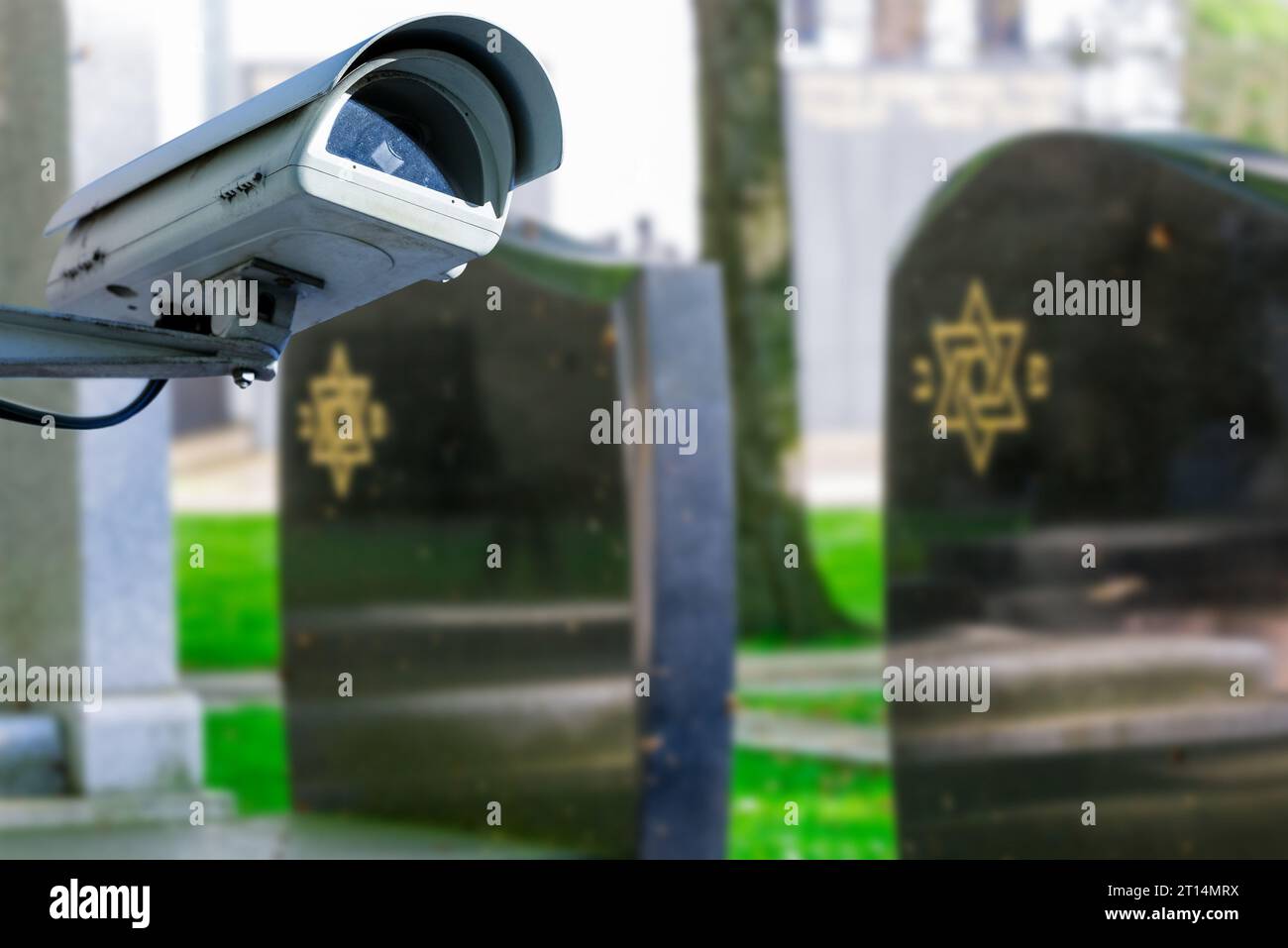 Caméra de sécurité avec étoile de David sur fond. Concept de surveillance des édifices religieux de la foi juive Banque D'Images Caméra de sécurité avec étoile de David sur fond. Concept de surveillance des édifices religieux de la foi juive Banque D'Images