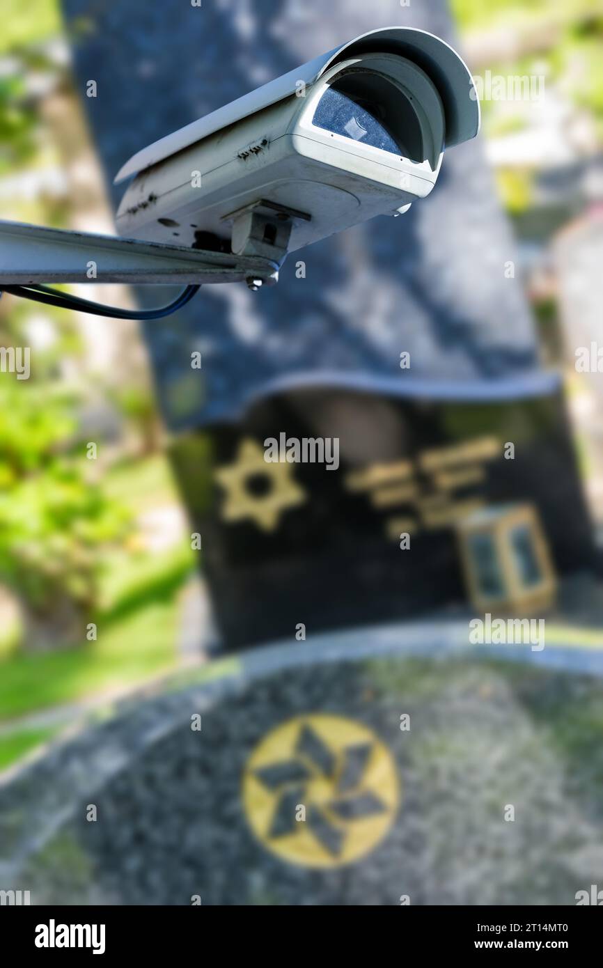 Caméra de sécurité avec étoile de David sur fond. Concept de surveillance des édifices religieux de la foi juive Banque D'Images Caméra de sécurité avec étoile de David sur fond. Concept de surveillance des édifices religieux de la foi juive Banque D'Images
