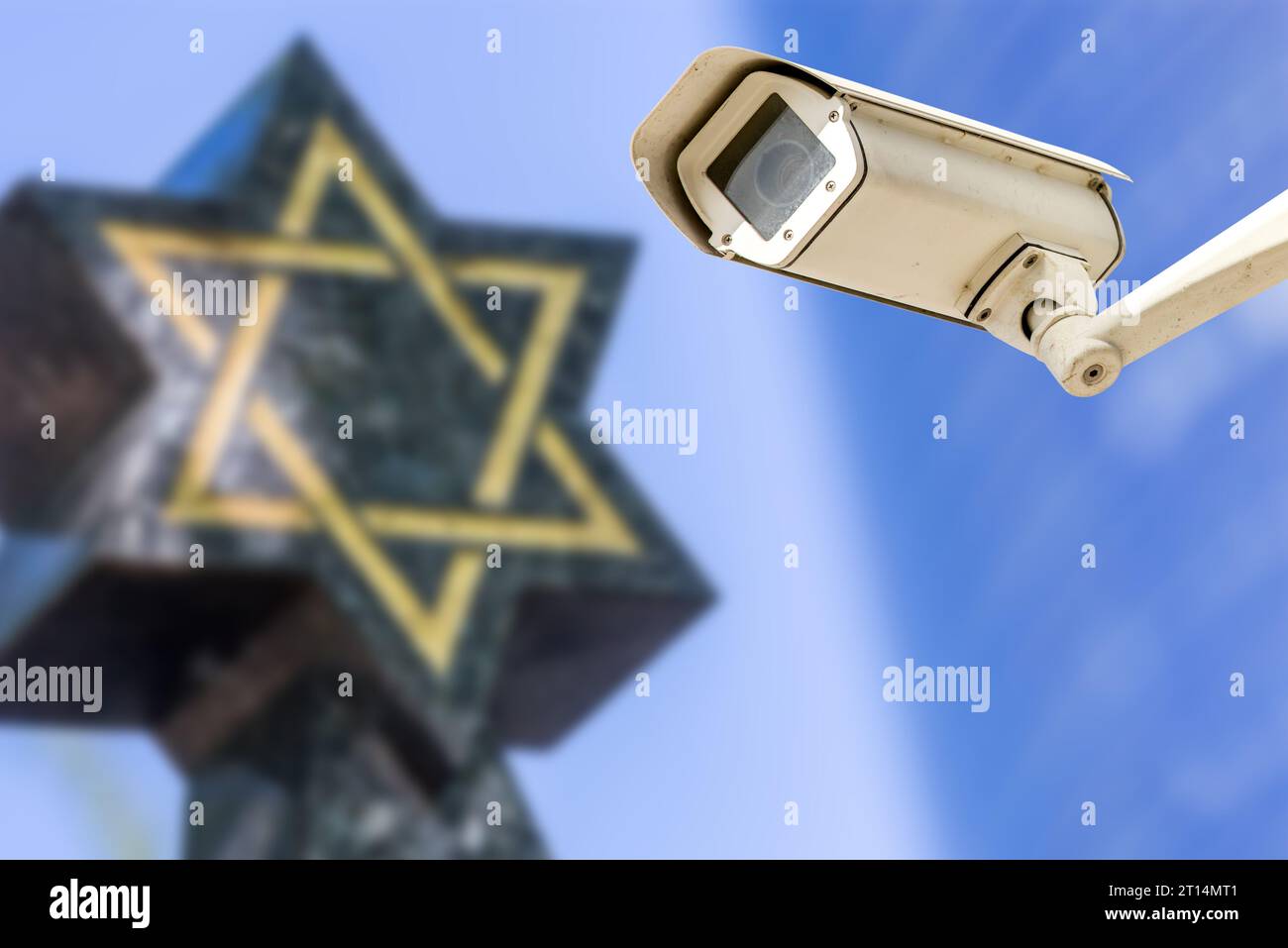 Caméra de sécurité avec étoile de David sur fond. Concept de surveillance des édifices religieux de la foi juive Banque D'Images Caméra de sécurité avec étoile de David sur fond. Concept de surveillance des édifices religieux de la foi juive Banque D'Images