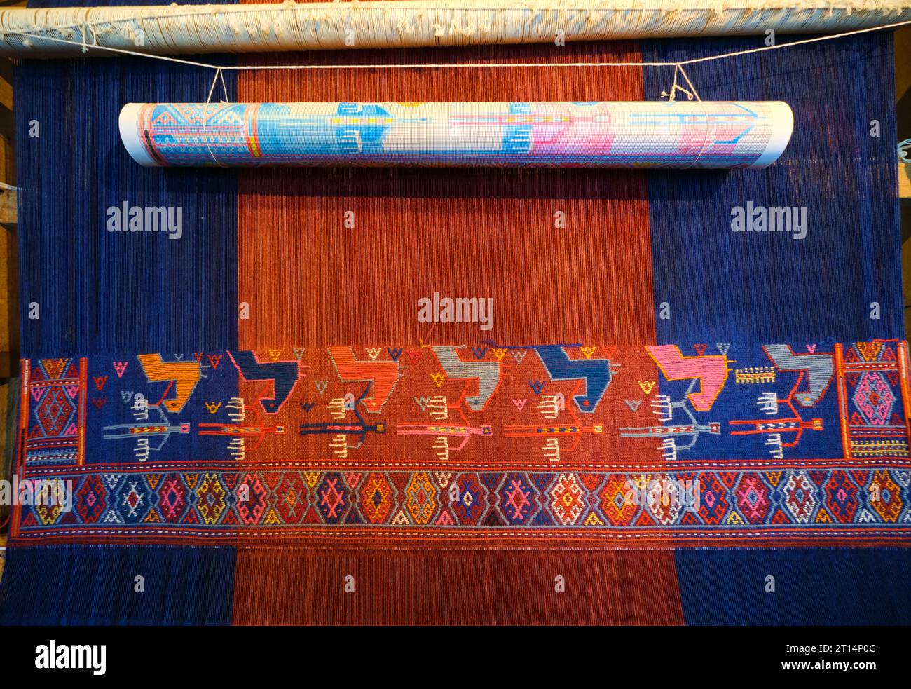 Vue intérieure dans les galeries d'exposition d'un métier à tisser vertical avec un tissage de tapis bleu et rouge. Au Musée du tapis à Bakou, Azerbaïdjan. Banque D'Images
