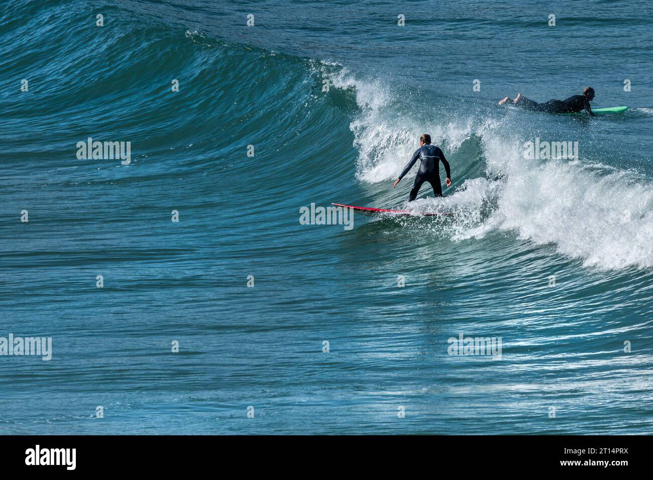 Un surfeur chevauchant une vague à Great Gt Western à Newquay en Cornouailles au Royaume-Uni. Banque D'Images