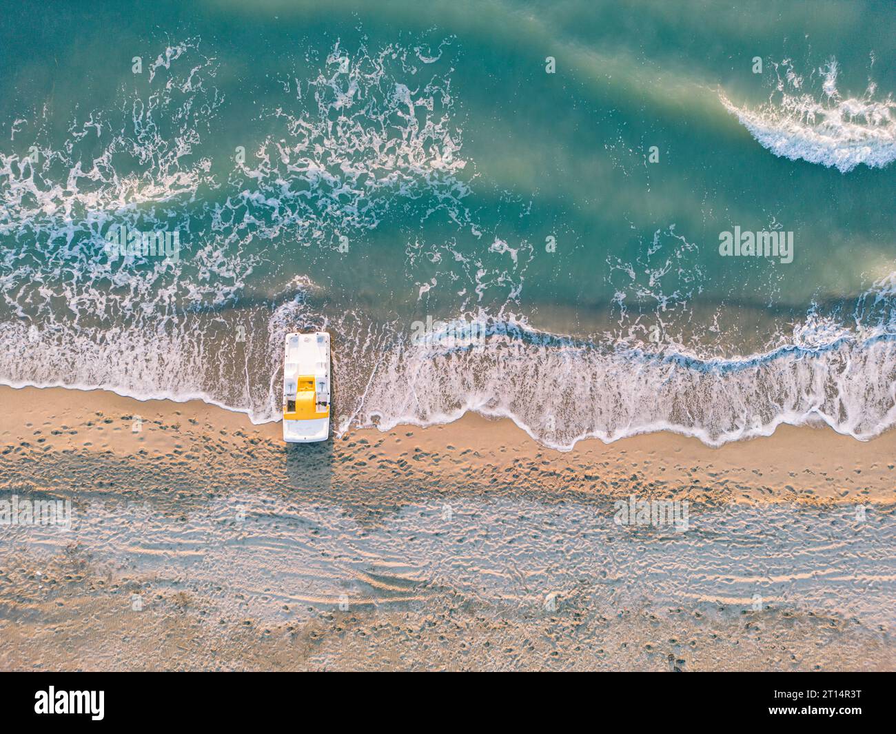 Vue aérienne du bateau amarré sur Serene Beach Shoreline Banque D'Images