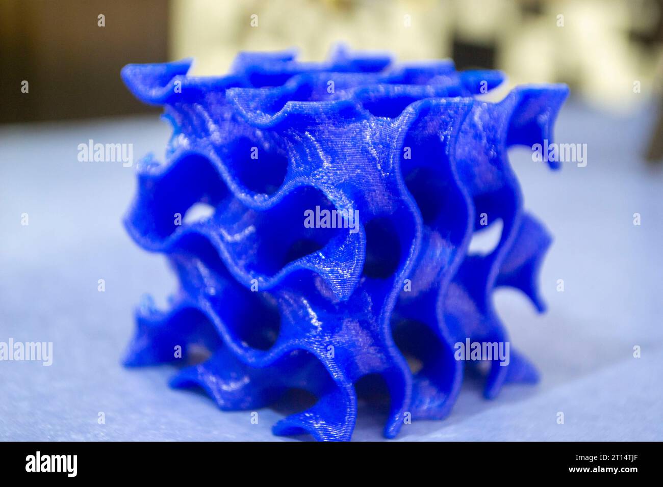Modèle d'objet imprimé sur une imprimante 3D à partir de plastique fondu. Prototype imprimé par imprimante 3D de jouet à partir de plastique fondu. Conception et prototypage 3D. Nouvelle technologie d'impression 3D moderne et progressive additive Banque D'Images