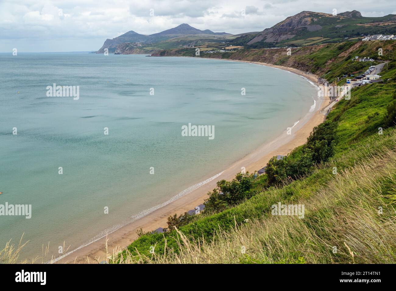 Vue vers l'est le long de la plage de Porth Nefyn, Llyn Peninsula, Gwynedd, pays de Galles Banque D'Images