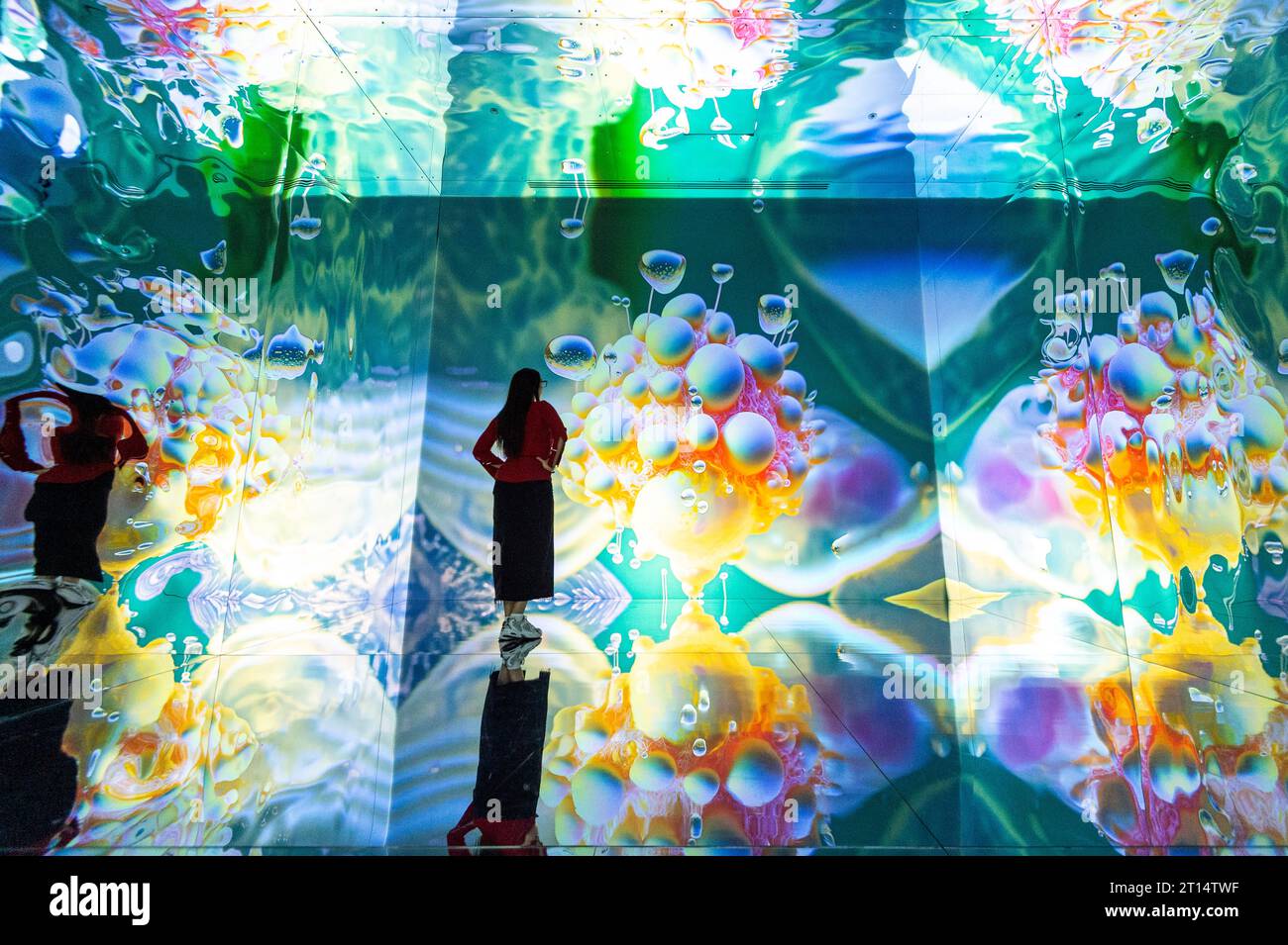 Londres, Royaume-Uni. 11 octobre 2023. Un membre du personnel de formations Space, qui fait partie de latent Spaces, une nouvelle exposition immersive présentée en avant-première à Illuvisionaries à Crossrail place, Canary Wharf. Le spectacle, de Markos Kay, artiste multidisciplinaire handicapé, qui utilise l’animation et l’intelligence artificielle pour brouiller les frontières entre réalité et illusion, ouvre au public le 14 octobre. Crédit : Stephen Chung / Alamy Live News Banque D'Images