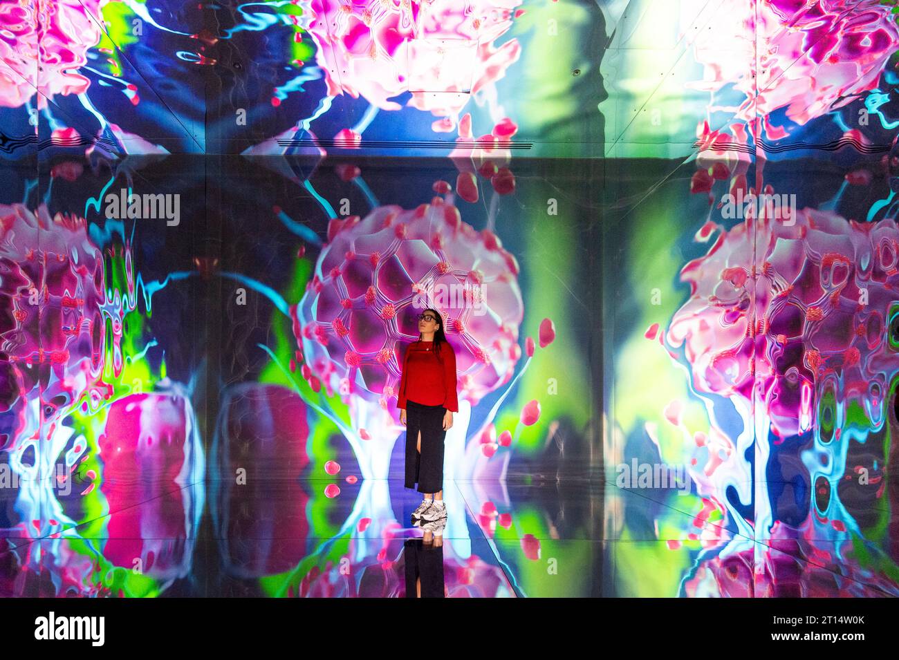 Londres, Royaume-Uni. 11 octobre 2023. Un membre du personnel de formations Space, qui fait partie de latent Spaces, une nouvelle exposition immersive présentée en avant-première à Illuvisionaries à Crossrail place, Canary Wharf. Le spectacle, de Markos Kay, artiste multidisciplinaire handicapé, qui utilise l’animation et l’intelligence artificielle pour brouiller les frontières entre réalité et illusion, ouvre au public le 14 octobre. Crédit : Stephen Chung / Alamy Live News Banque D'Images