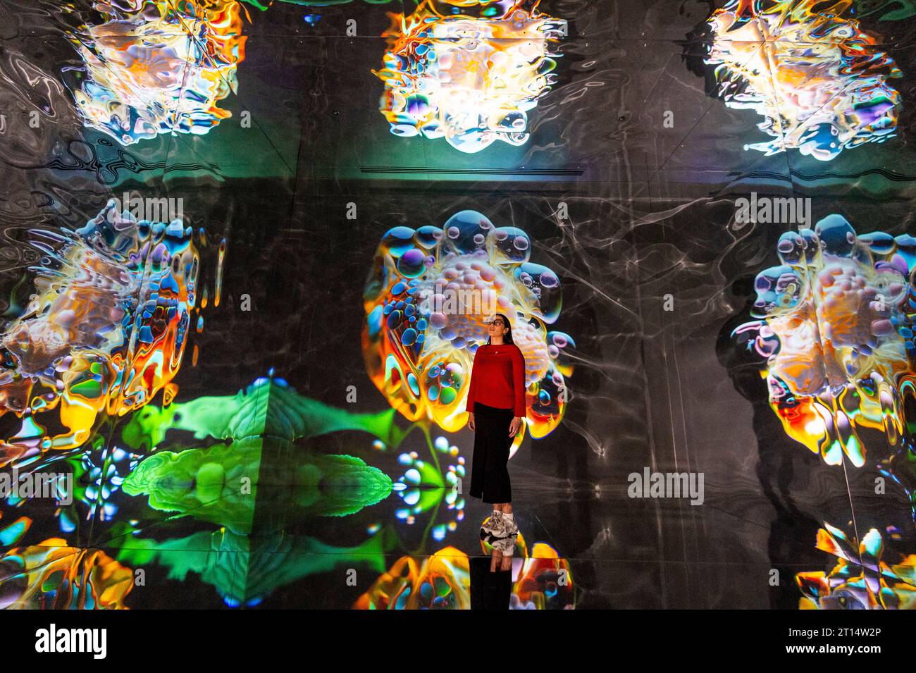 Londres, Royaume-Uni. 11 octobre 2023. Un membre du personnel de formations Space, qui fait partie de latent Spaces, une nouvelle exposition immersive présentée en avant-première à Illuvisionaries à Crossrail place, Canary Wharf. Le spectacle, de Markos Kay, artiste multidisciplinaire handicapé, qui utilise l’animation et l’intelligence artificielle pour brouiller les frontières entre réalité et illusion, ouvre au public le 14 octobre. Crédit : Stephen Chung / Alamy Live News Banque D'Images