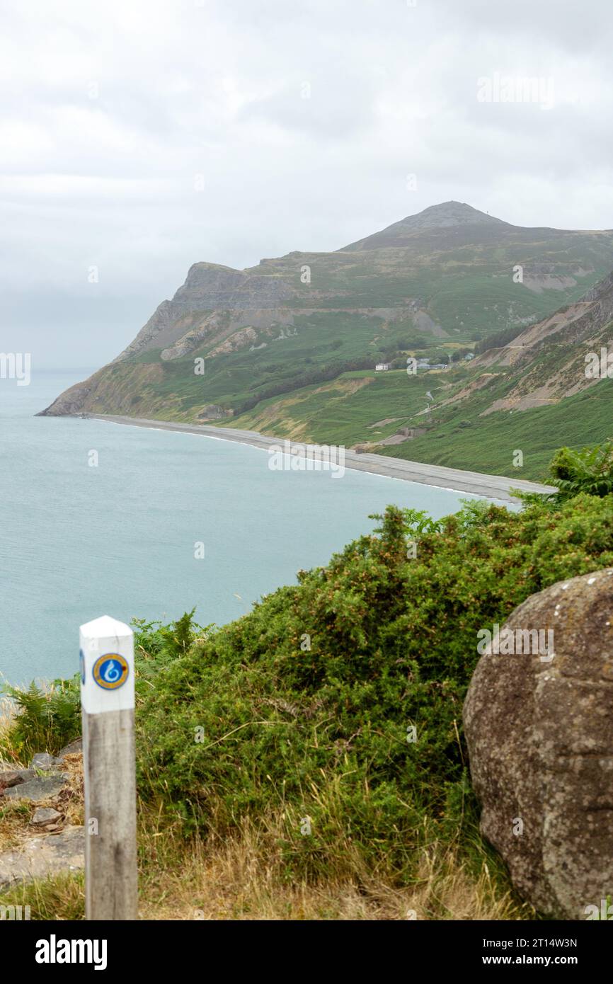 Marcher le chemin de la côte du pays de Galles en direction de Nant Gwrtheyrn le centre de langue galloise, Llyn Peninsula, Gwynedd Banque D'Images
