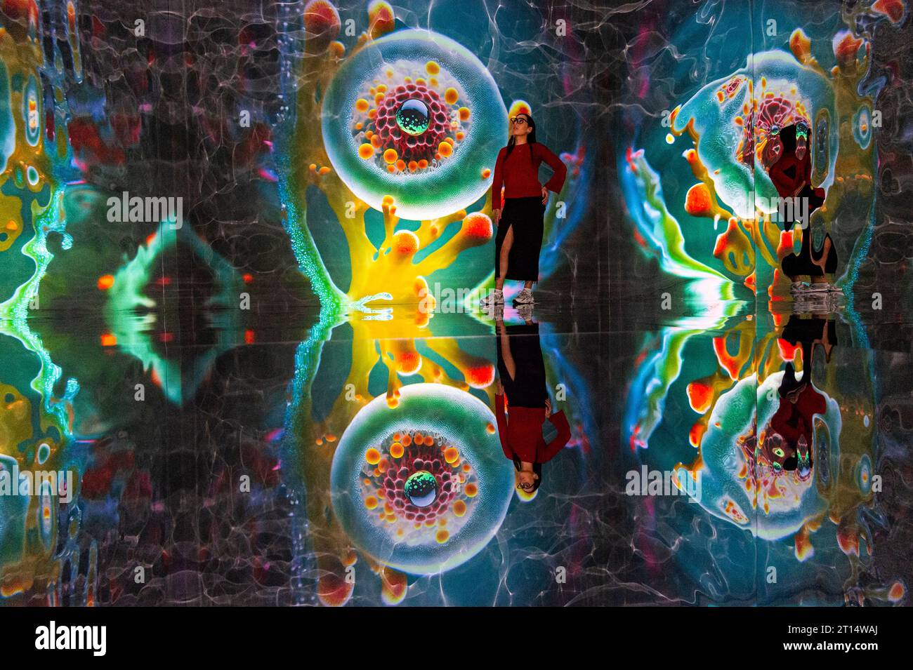 Londres, Royaume-Uni. 11 octobre 2023. Un membre du personnel de formations Space, qui fait partie de latent Spaces, une nouvelle exposition immersive présentée en avant-première à Illuvisionaries à Crossrail place, Canary Wharf. Le spectacle, de Markos Kay, artiste multidisciplinaire handicapé, qui utilise l’animation et l’intelligence artificielle pour brouiller les frontières entre réalité et illusion, ouvre au public le 14 octobre. Crédit : Stephen Chung / Alamy Live News Banque D'Images