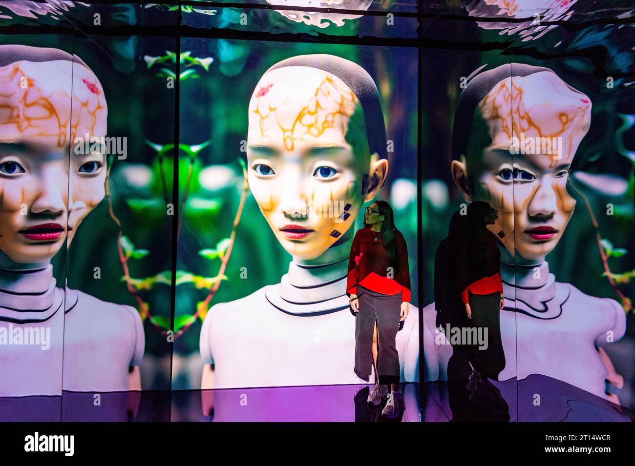 Londres, Royaume-Uni. 11 octobre 2023. Un membre du personnel de agents Space, qui fait partie de latent Spaces, une nouvelle exposition immersive présentée en avant-première à Illuvisionaries à Crossrail place, Canary Wharf. Le spectacle, de Markos Kay, artiste multidisciplinaire handicapé, qui utilise l’animation et l’intelligence artificielle pour brouiller les frontières entre réalité et illusion, ouvre au public le 14 octobre. Crédit : Stephen Chung / Alamy Live News Banque D'Images